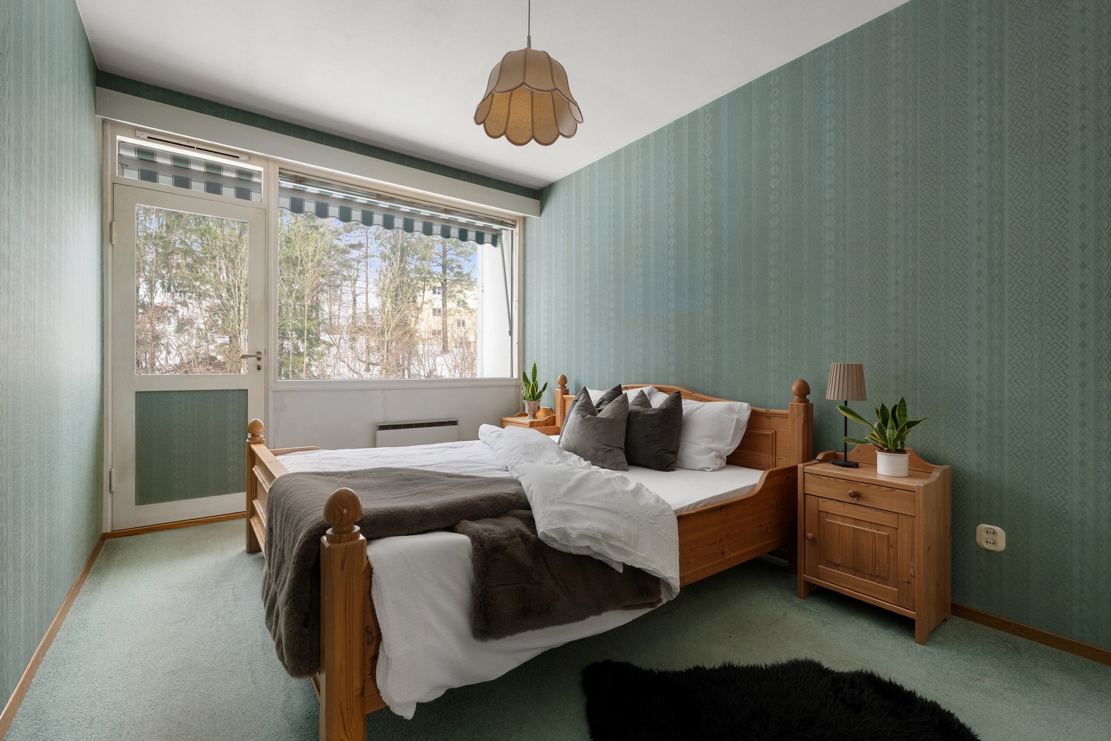 Lyst og romslig hovedsoverom med utgang til balkong og utsyn mot grønne omgivelser. Galleribilde