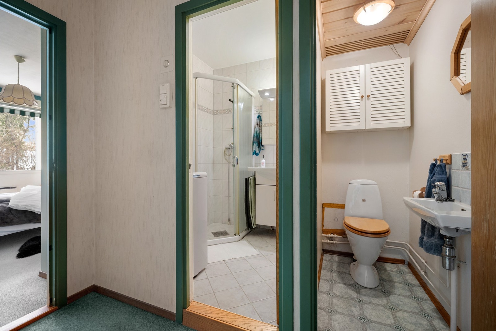 Leiligheten har både bad og separat toalettrom, med mulighet for å slå sammen rommene til et større bad dersom ønskelig. Galleribilde