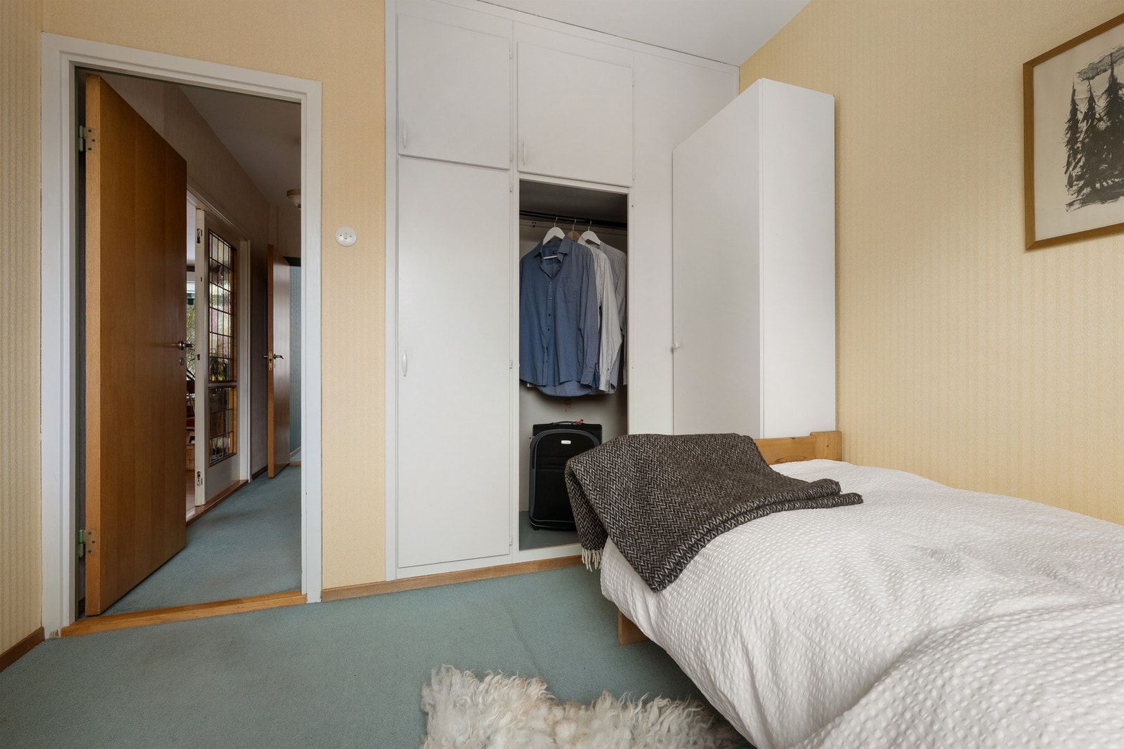 Soverommet har praktiske, plassbygde garderobeskap som gir god oppbevaringsplass. Galleribilde