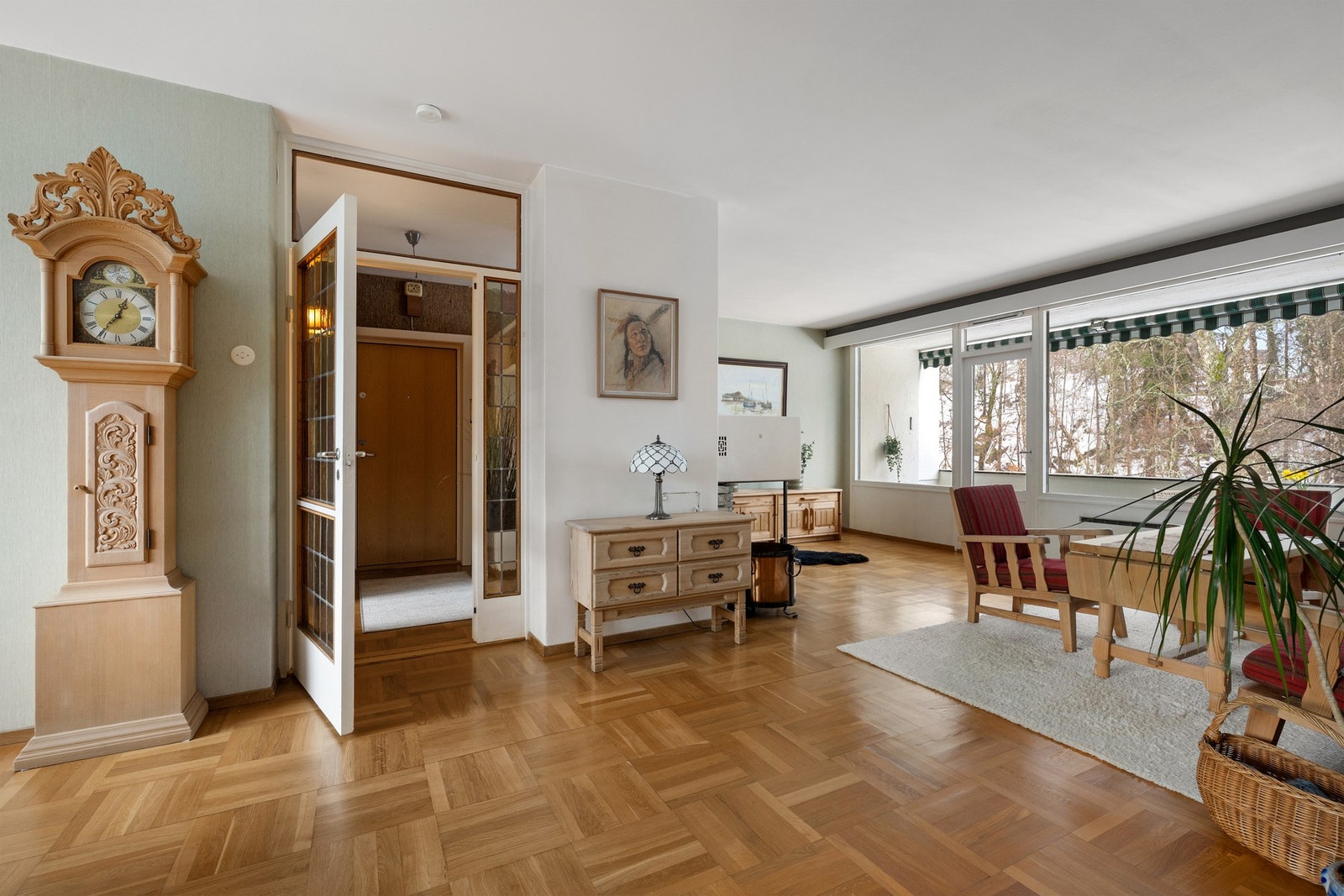 Romslig stue med gode møbleringsmuligheter og klassisk parkett lagt i rutemønster som gir rommet et tidløst preg. Galleribilde