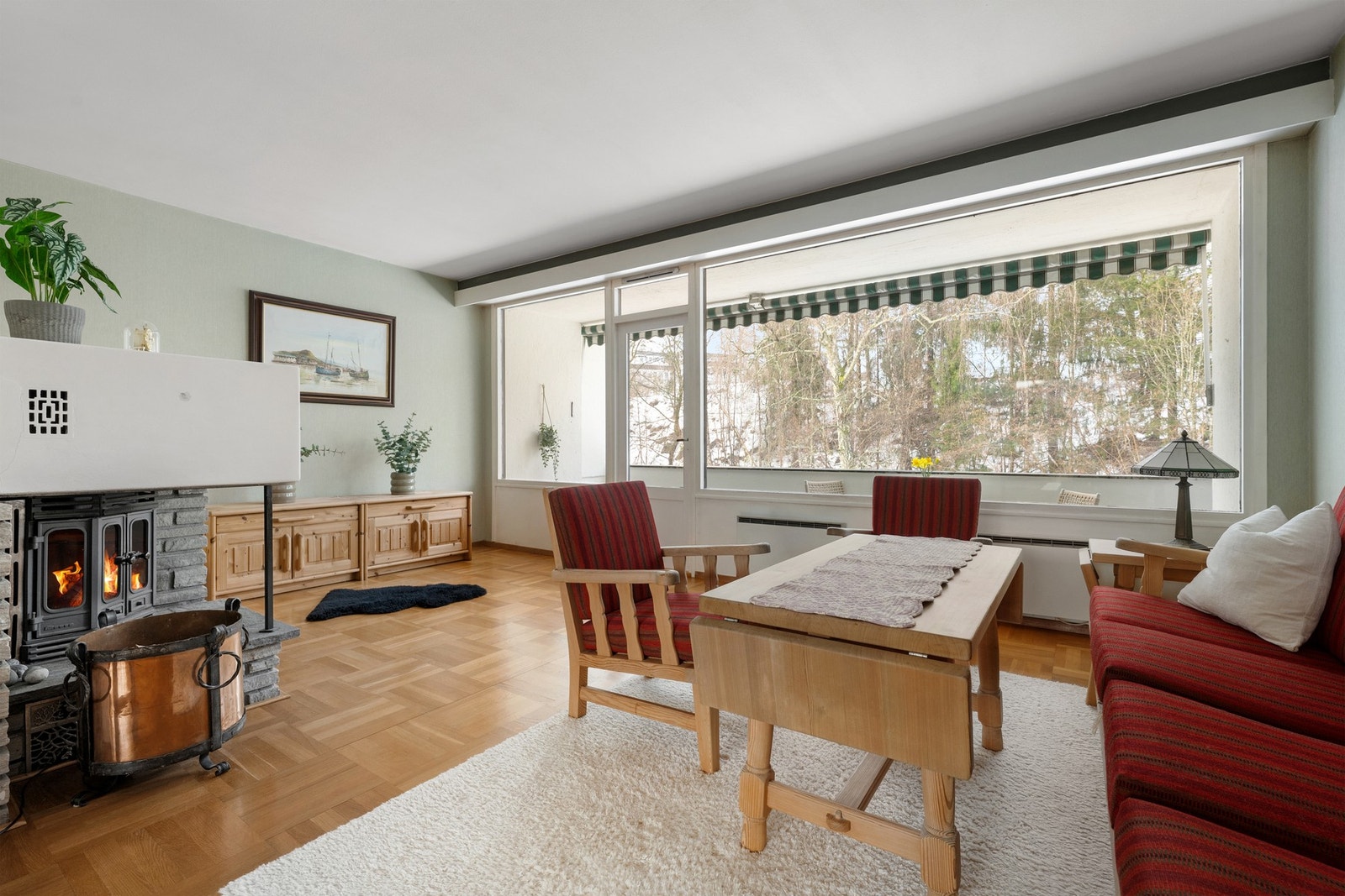 Lys og gjennomgående 3-roms i byggets fjerde etasje med god planløsning, balkong på ca. 11 m², heis i bygget og garasjeplass med opsjon på en ekstra. Galleribilde