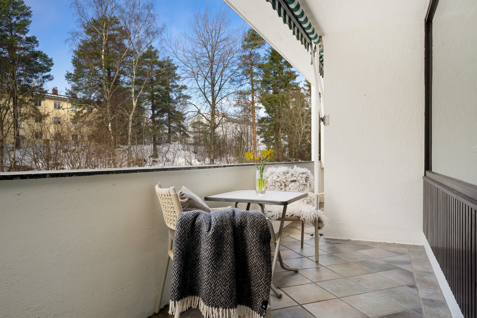 Rolig og veletablert boligområde med kort vei til Røa sentrum, kollektivtransport, dagligvare og flotte turmuligheter i Mærradalen og Nordmarka. Galleribilde