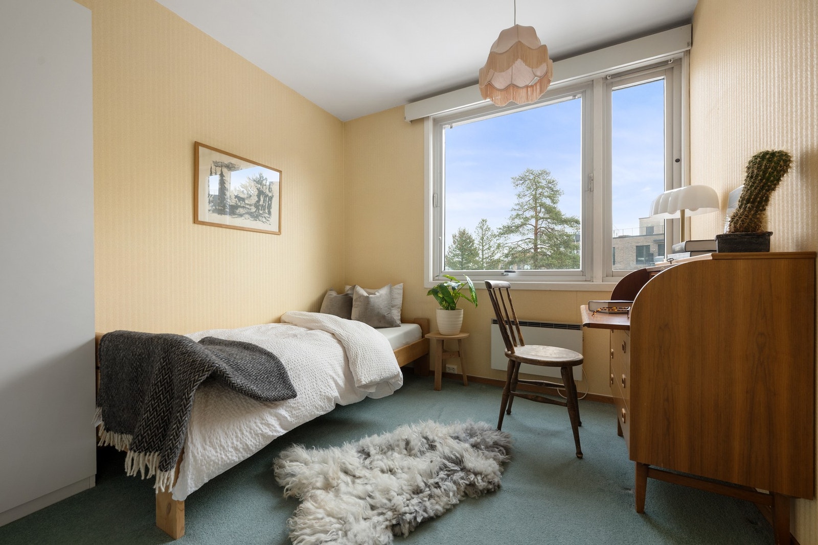 Romslig soverom med godt lysinnslipp fra stort vindu og fleksible møbleringsmuligheter. Galleribilde