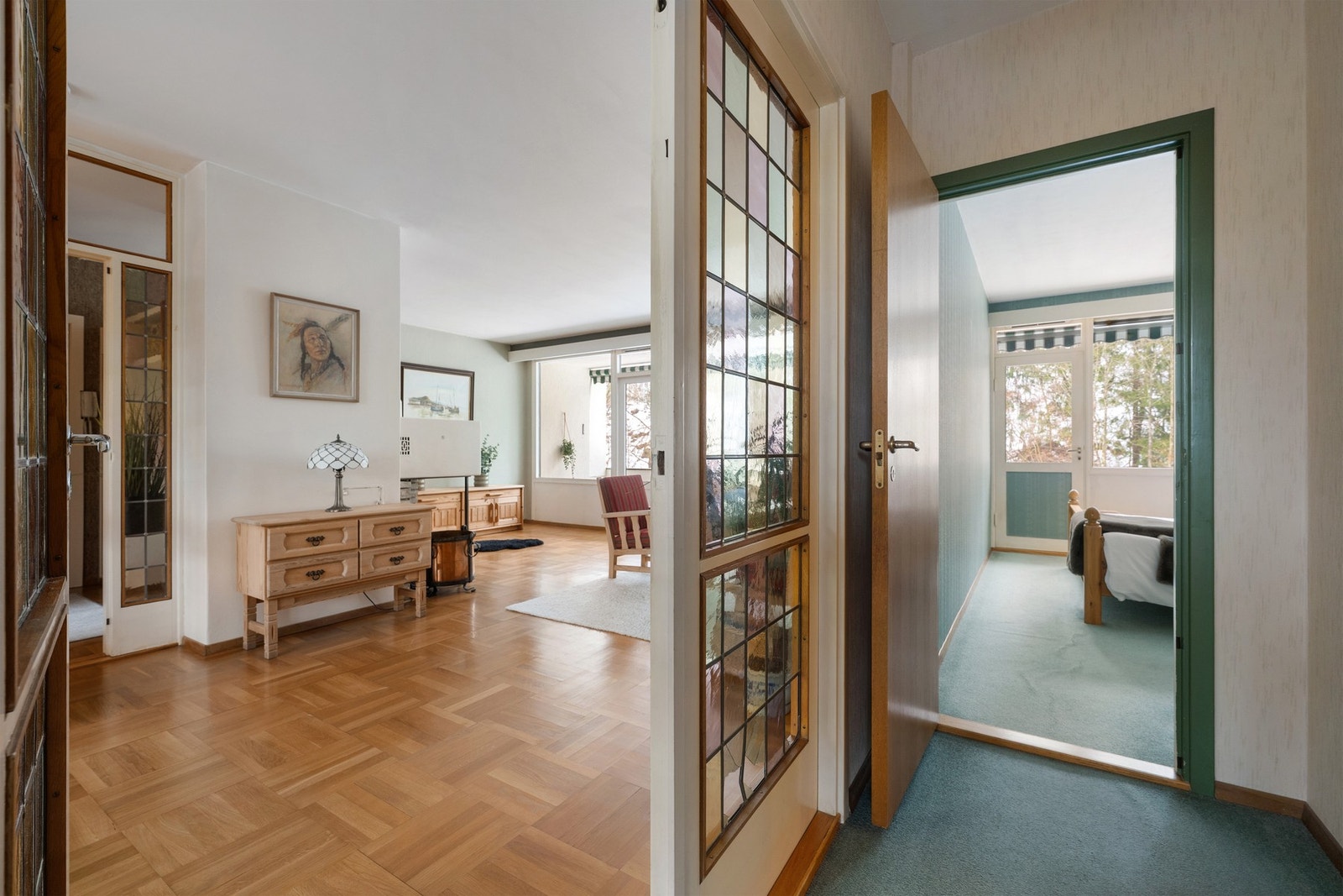 Mellomgang som binder sammen soverommene, bad og toalettrom, med naturlig tilknytning videre til stuen. Galleribilde