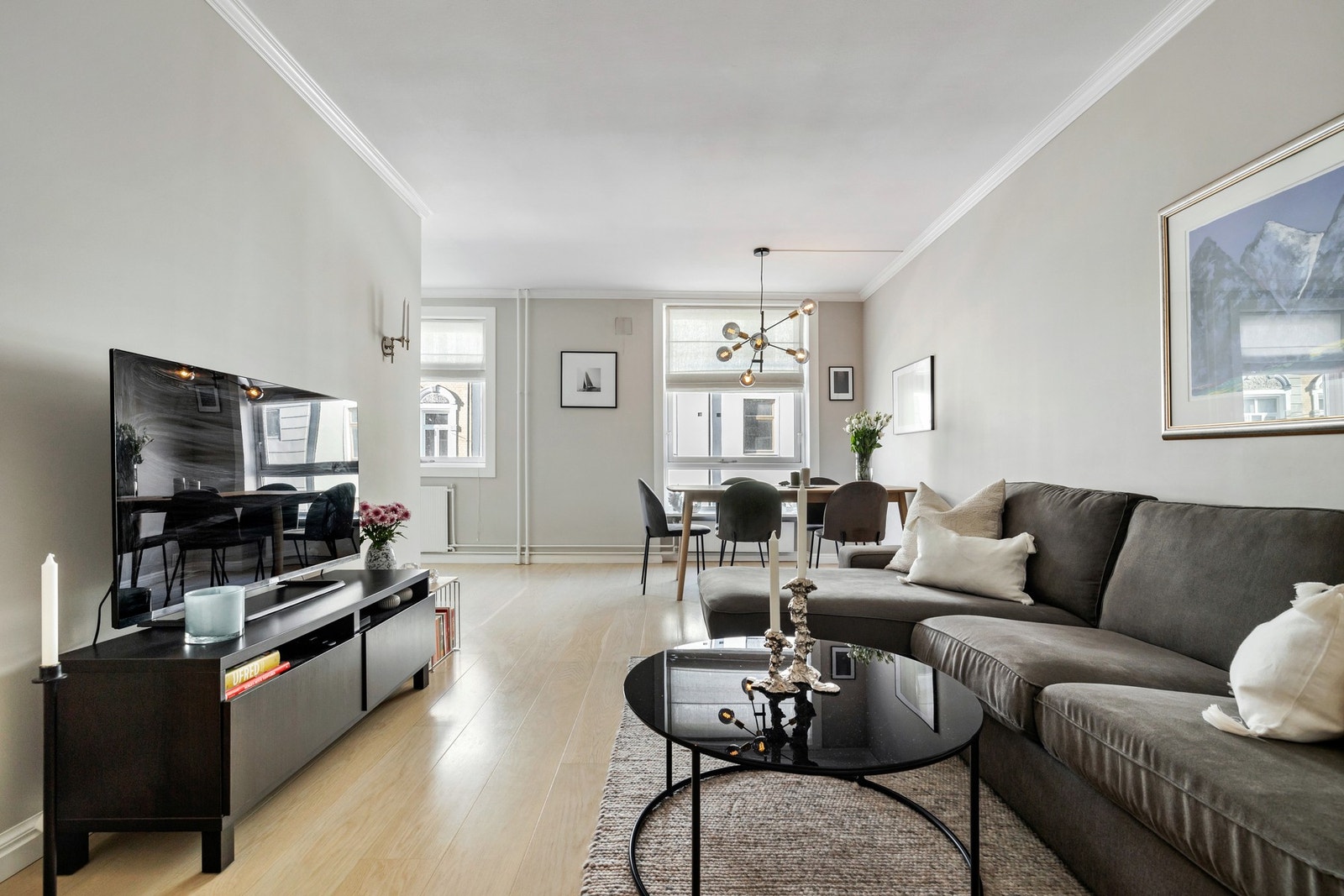 Stuen er lys og romslig med god plass til en stor sofagruppe med tilhørende møblement samt spisebord. Galleribilde