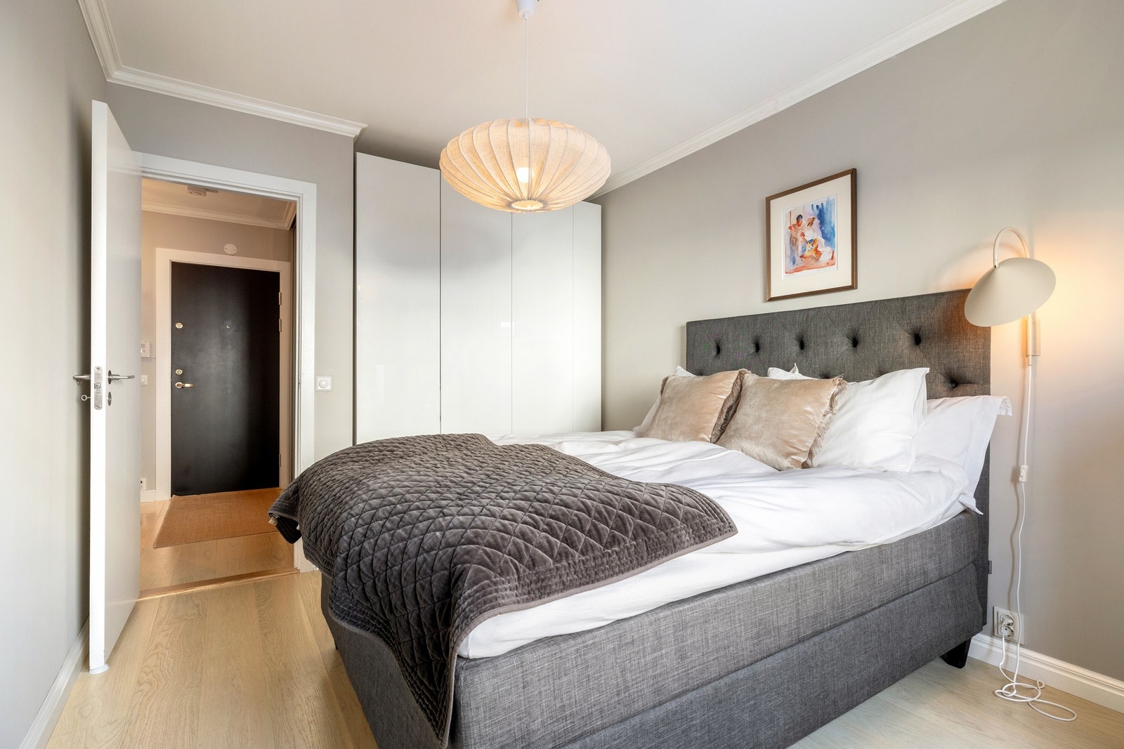 Rommet har plass til en dobbeltseng med nattbord på begge sider. Det er gode oppbevaringsmuligheter i garderobeskap, noe som gir praktisk og ryddig oppbevaring av klær og øvrig tilbehør. Galleribilde