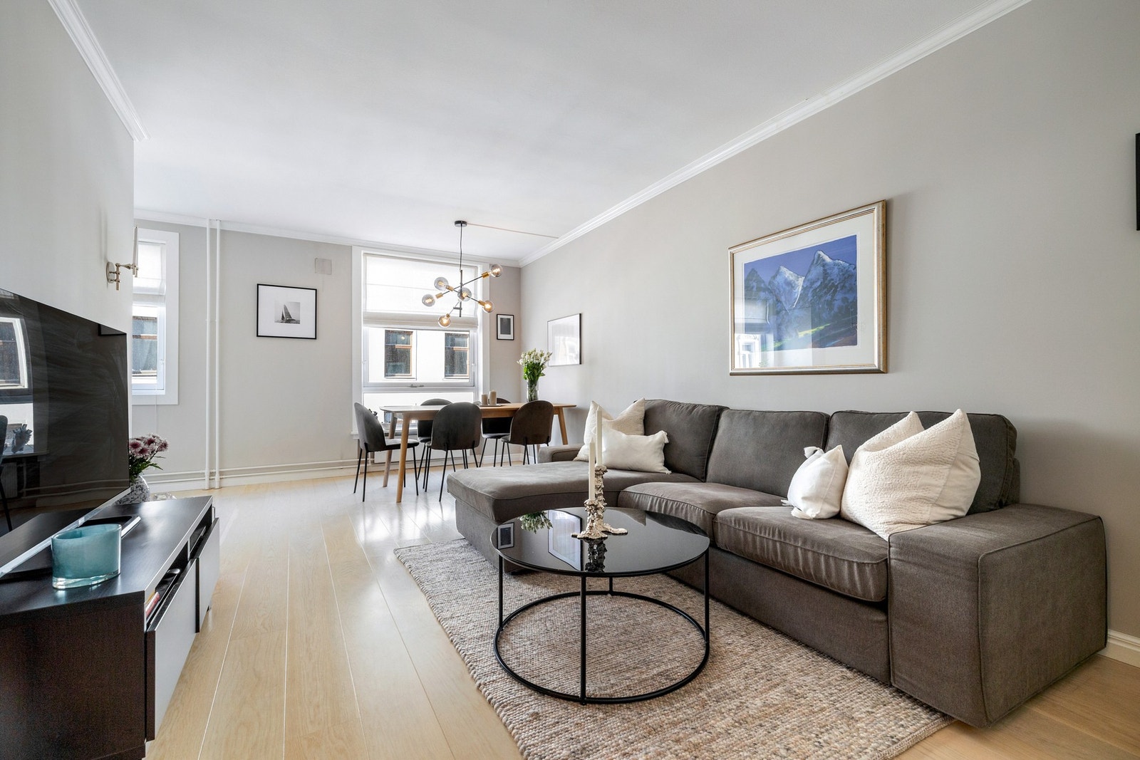 Her har vi gleden av å presentere en lys og innbydende 2-roms leilighet. Galleribilde