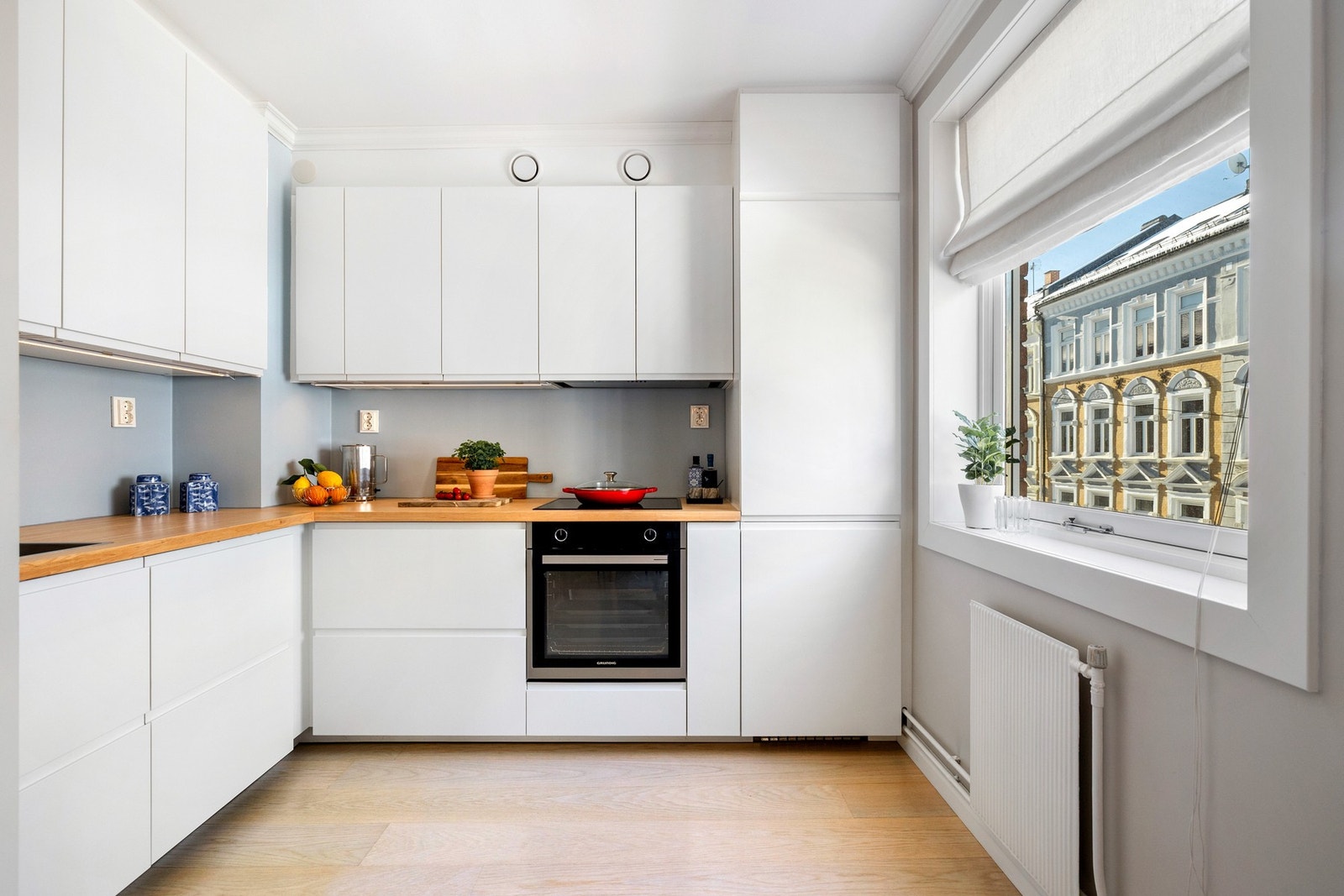 Kjøkkenet har en moderne og tidsriktig innredning fra IKEA med grepsfrie, lyse fronter som gir et stilrent uttrykk. Galleribilde