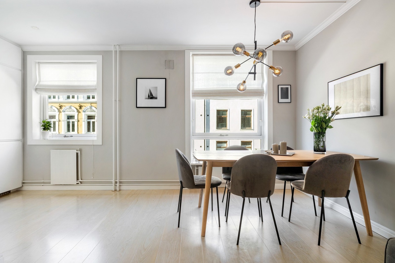 De store vindusflatene slipper inn rikelig med dagslys. Galleribilde