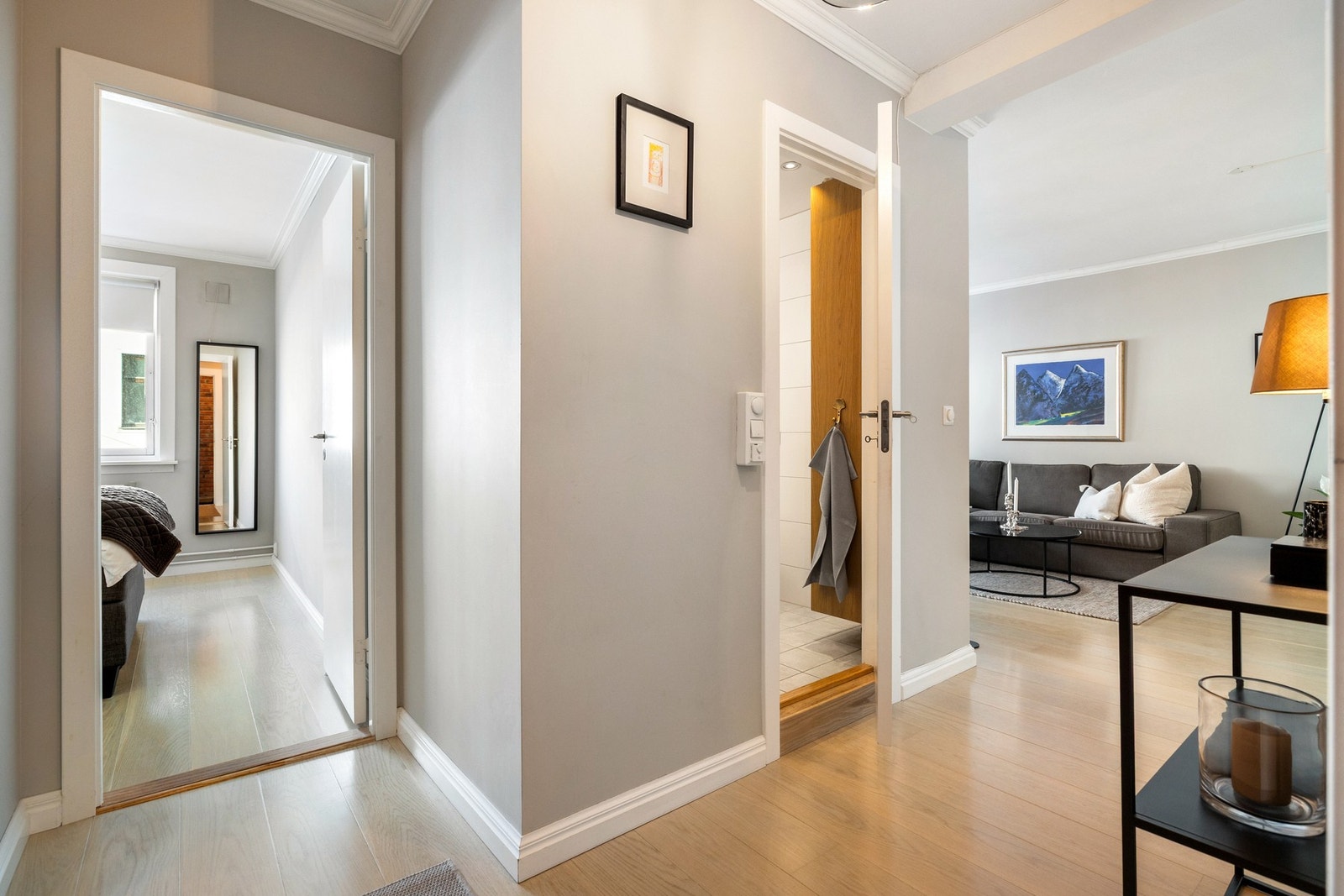 Entréen er lys og innbydende, og gir et godt førsteinntrykk av leiligheten. Galleribilde