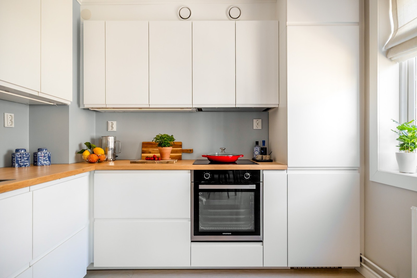 Innredningen er praktisk utformet med gode arbeidsflater og rikelig med skap- og skuffeplass. Galleribilde