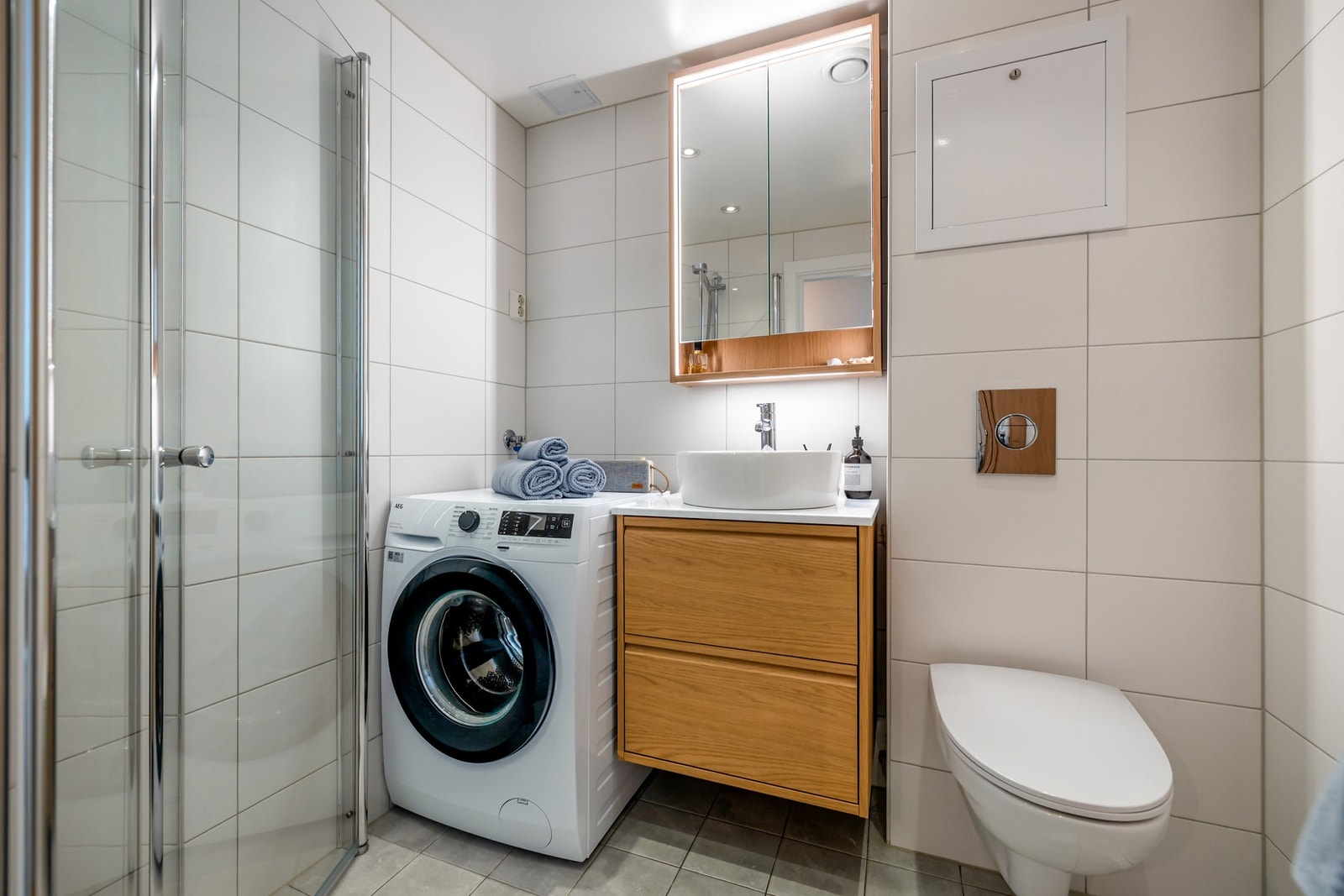 Badet fremstår moderne og velholdt med en funksjonell planløsning. Det er også opplegg for vaskemaskin. Galleribilde