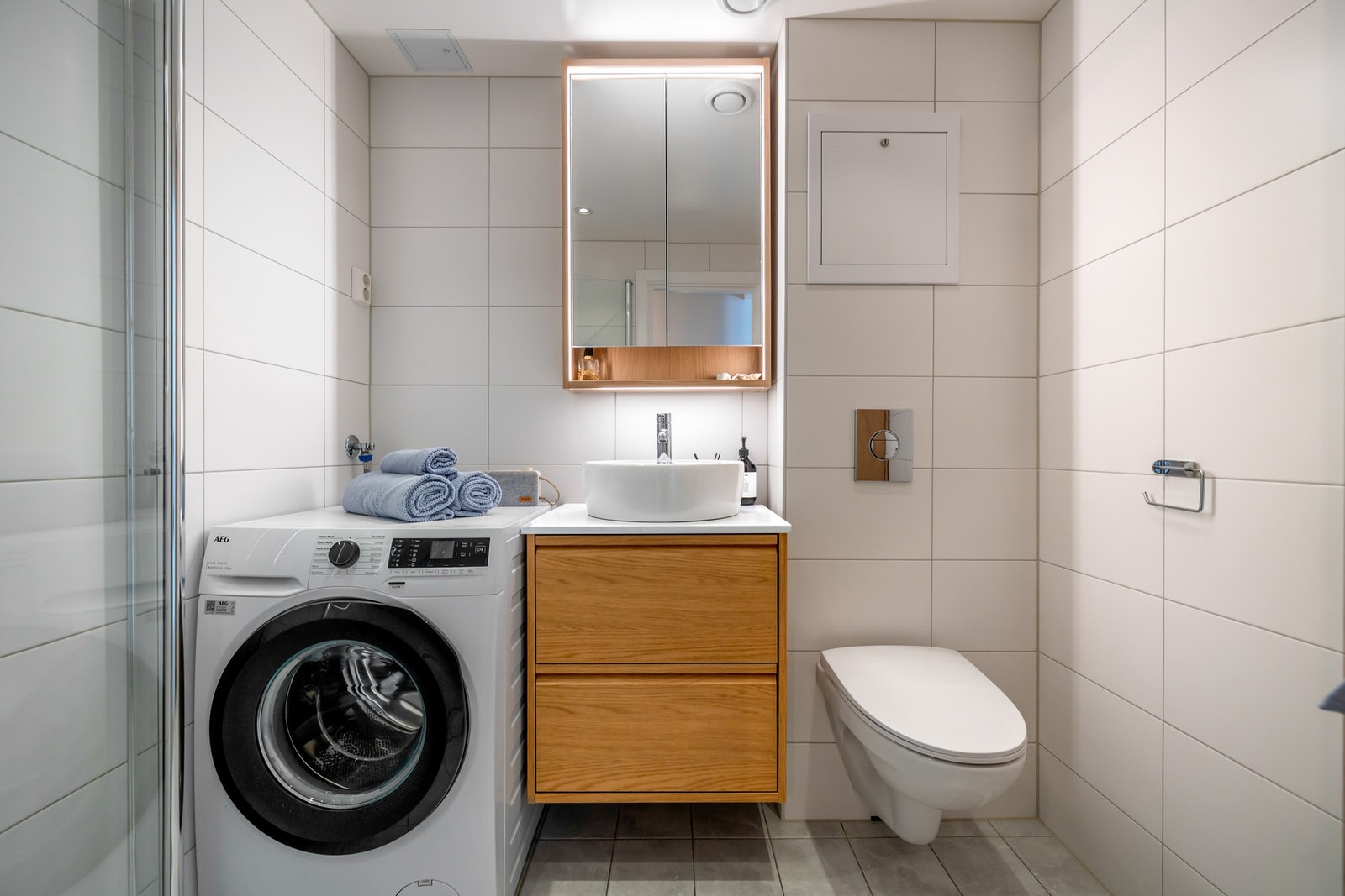 Pent, flislagt bad pusset opp i 2015 og senere oppgradert med ny baderomsinnredning i 2025. Galleribilde