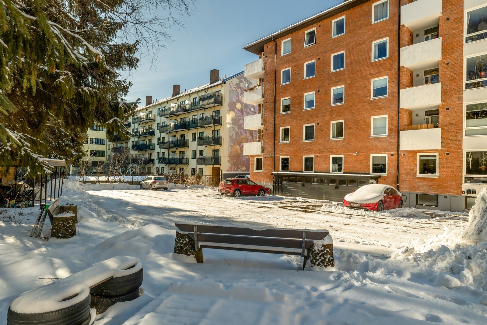 Leiligheten ligger i øvre del av Grünerløkka, i en rolig og enveiskjørt gate som gir en tilbaketrukket og behagelig atmosfære. Galleribilde