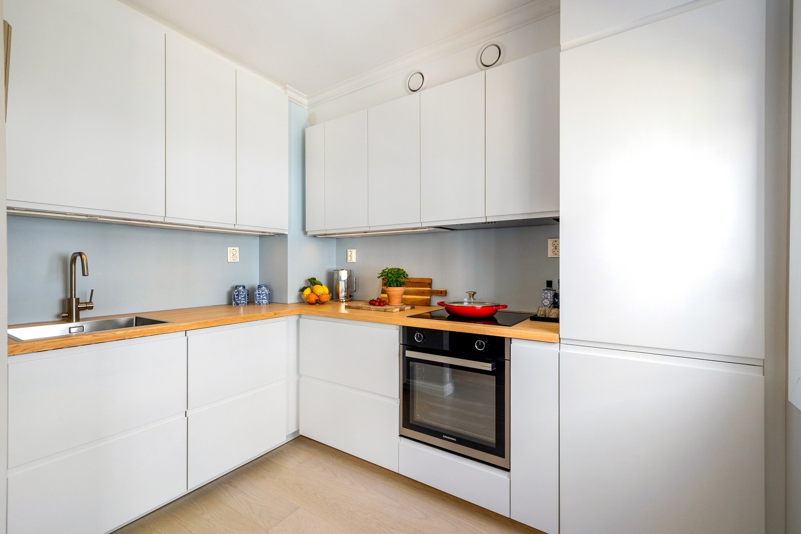 Det er integrert platetopp, stekeovn, oppvaskmaskin og kjøle-/fryseskap, noe som gir et helhetlig og ryddig preg. Galleribilde