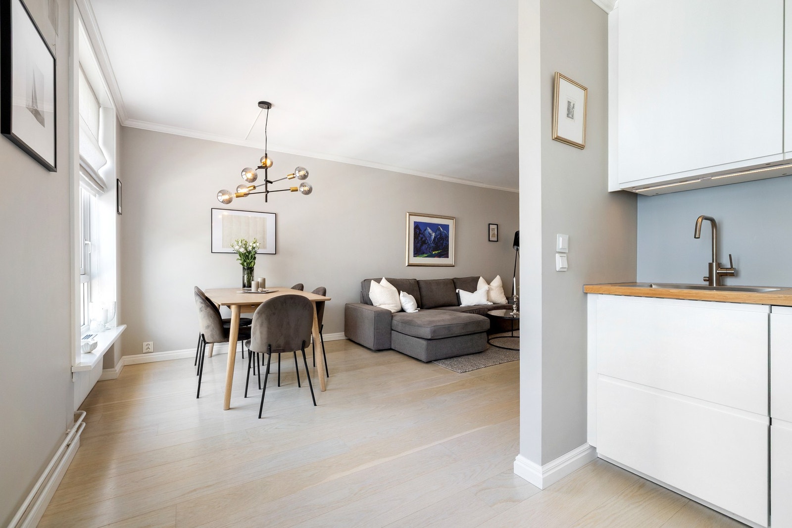 Fra stuen er det delvis åpen løsning til kjøkkenet, som skaper en sosial og funksjonell sammenheng mellom rommene. Galleribilde