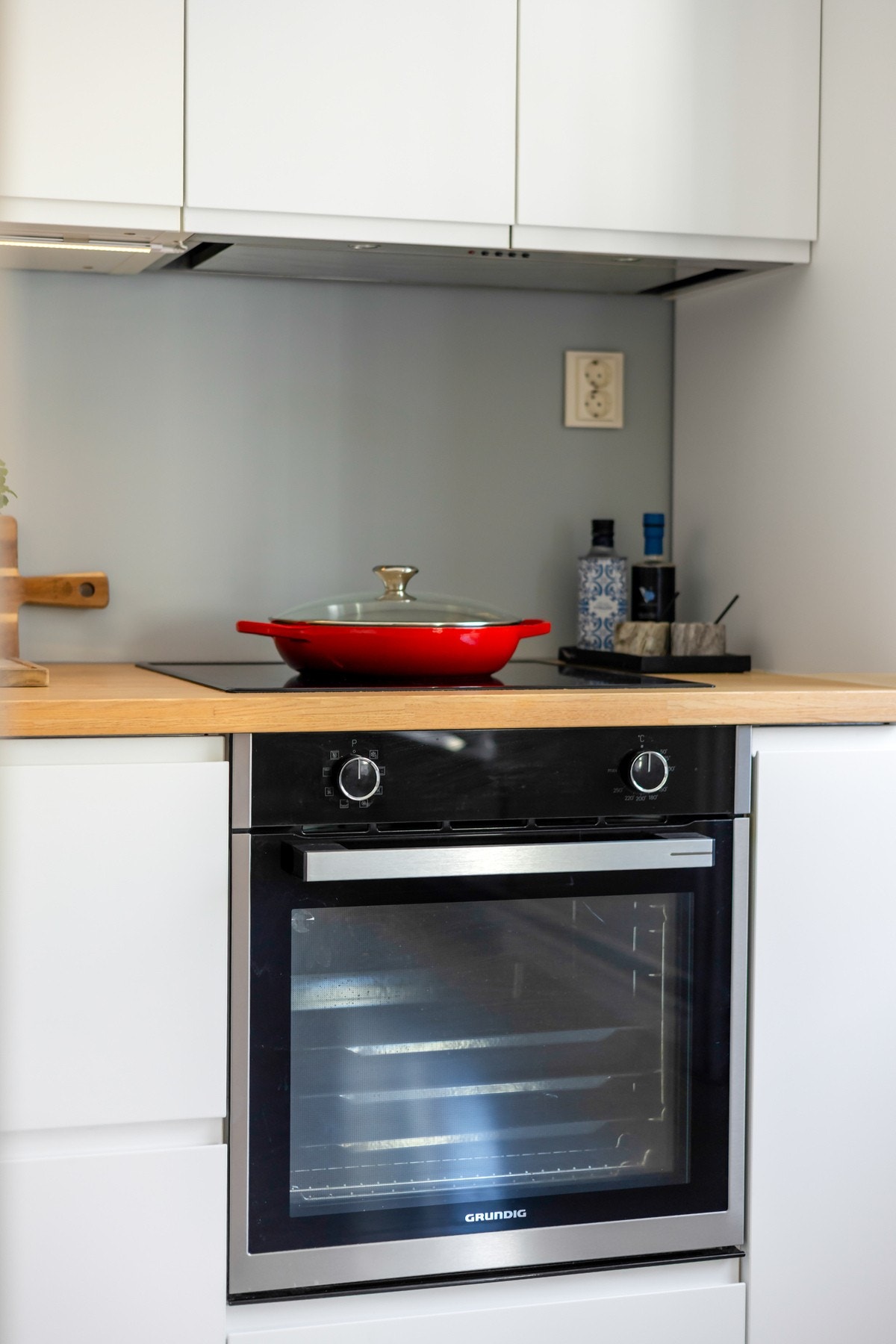 Lys under overskapene sørger for godt arbeidslys på benkeplaten. Galleribilde