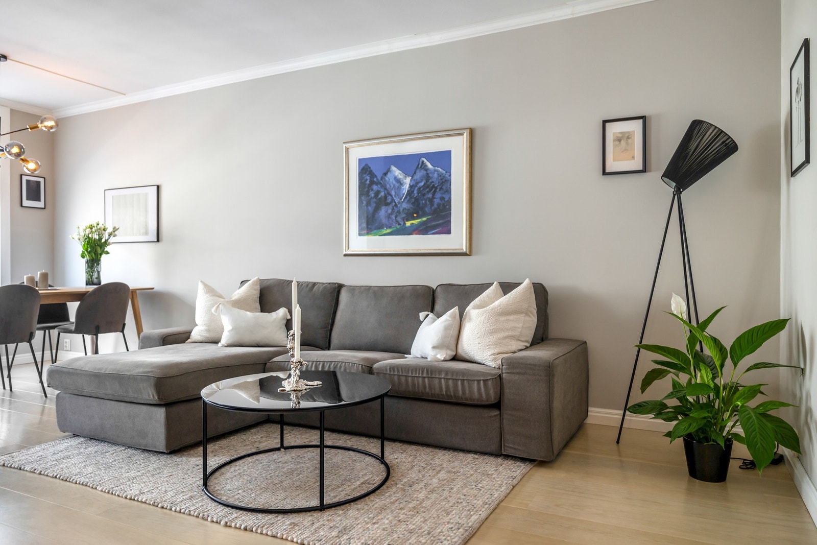 Veggene er malt i en lys, nøytral fargetone som sammen med den lyse parketten gir et helhetlig og tidløst uttrykk. Galleribilde