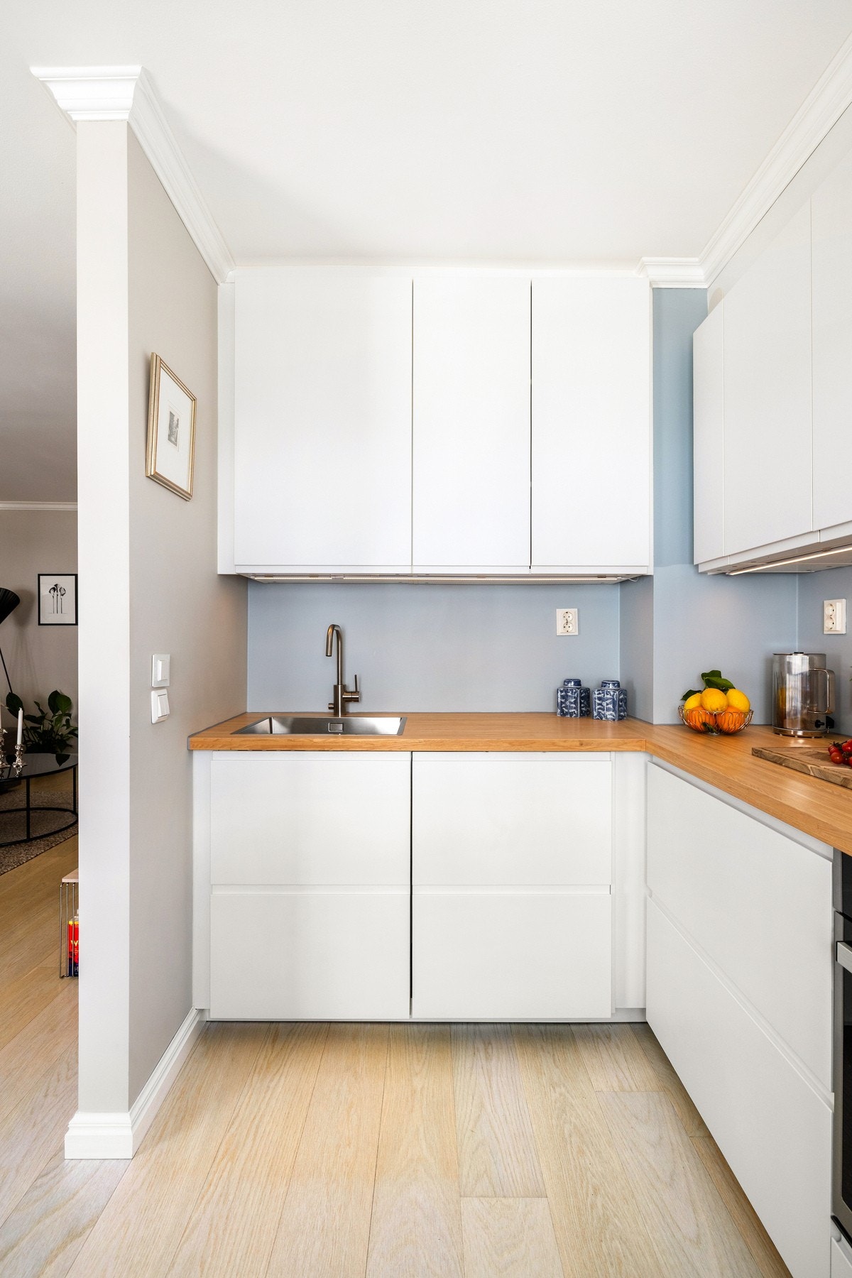 Kjøkkenet ligger i delvis åpen løsning mot stuen, noe som gir en sosial og funksjonell sammenheng mellom rommene. Galleribilde