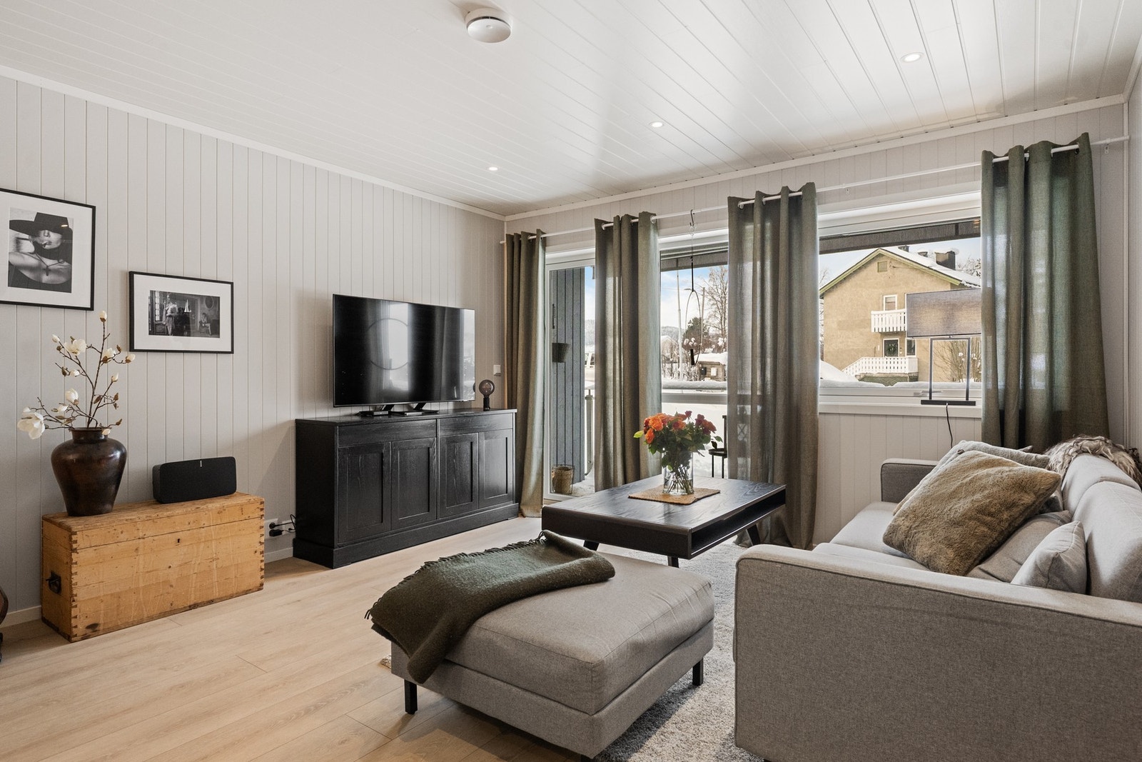 Lyst, romslig stue og kjøkken. Galleribilde