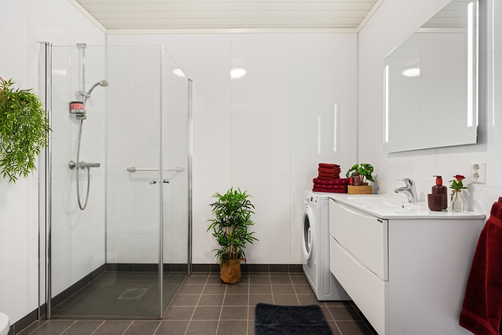 Flislagt bad med varme i gulv. Galleribilde