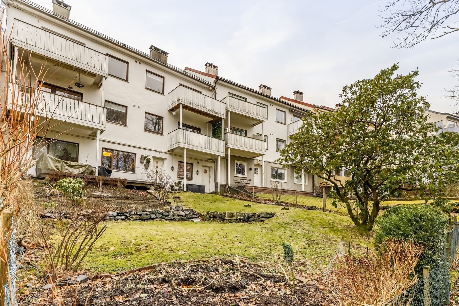 Området rundt er frodig og det er utsikt mot parken Galleribilde