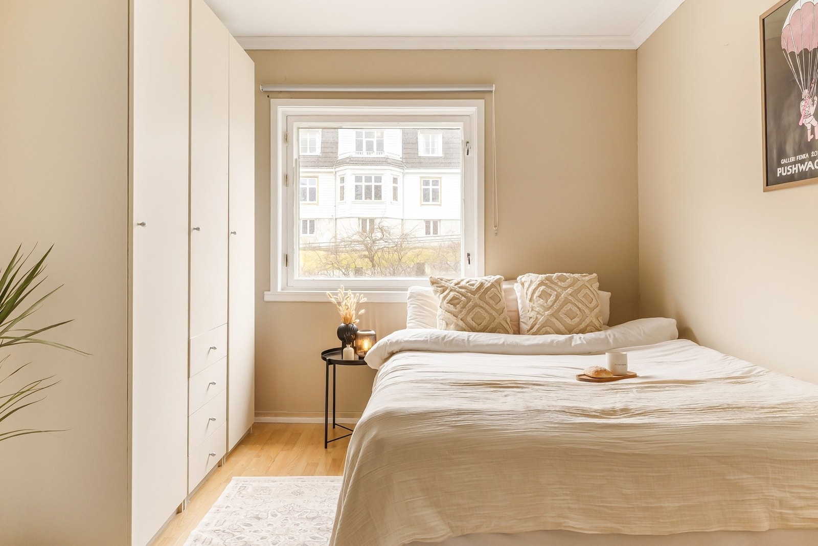 Rommene kan enkelt innredes med komfortabel seng av ønsket størrelse, nattbord og annet passende møblement Galleribilde