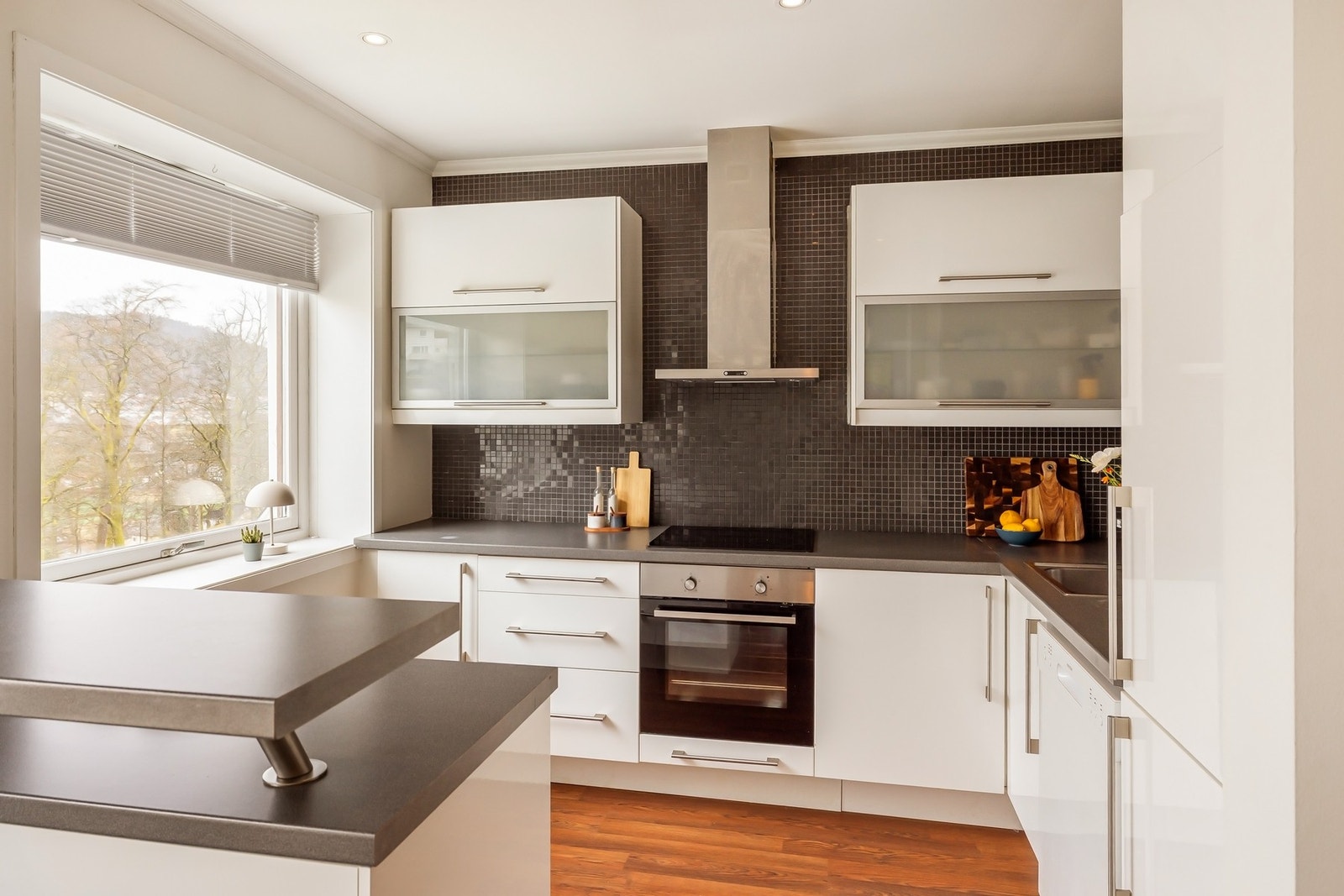 Kjøkkenøyen fungerer utmerket som ekstra benkeplass, i tillegg til muligheten for å nyte en rask frokost Galleribilde