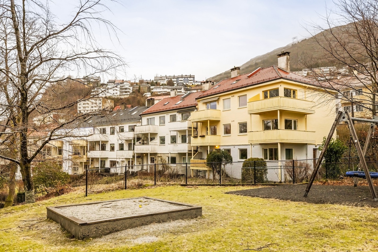 Her er det diverse beplantning, i tillegg til lekeplass og sittegrupper Galleribilde