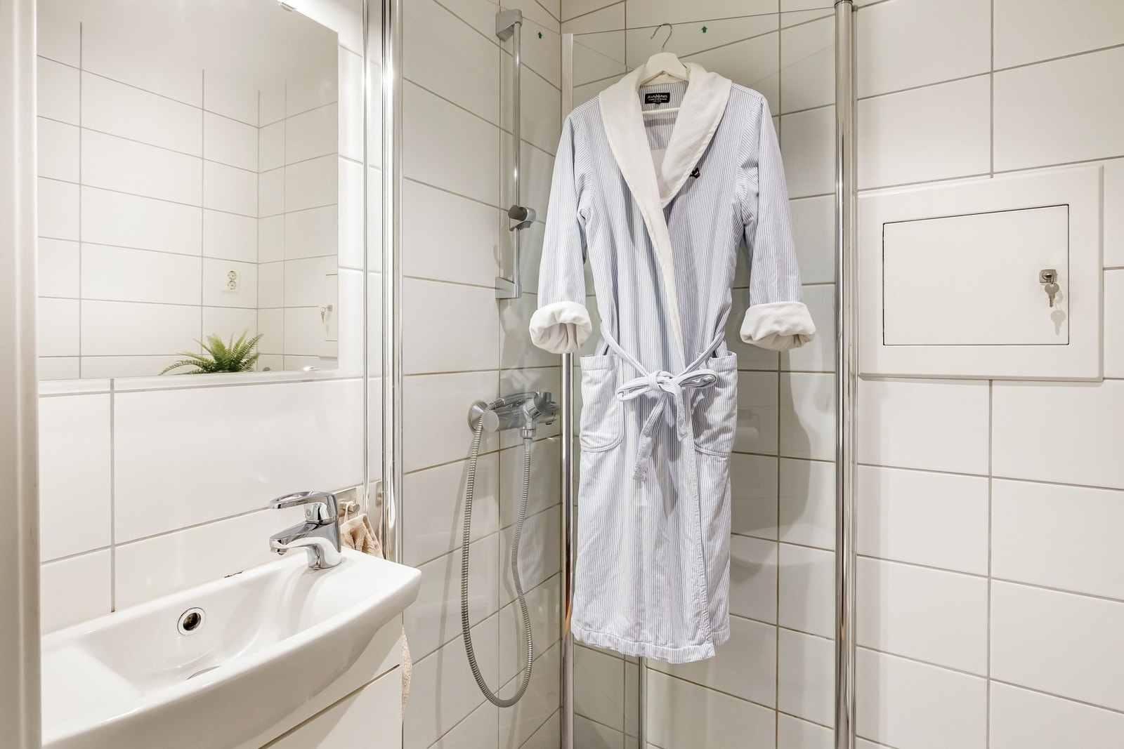 Badet ble oppgradert i 2018 og har delikate fliser på vegger, samt passende lyst møblement Galleribilde