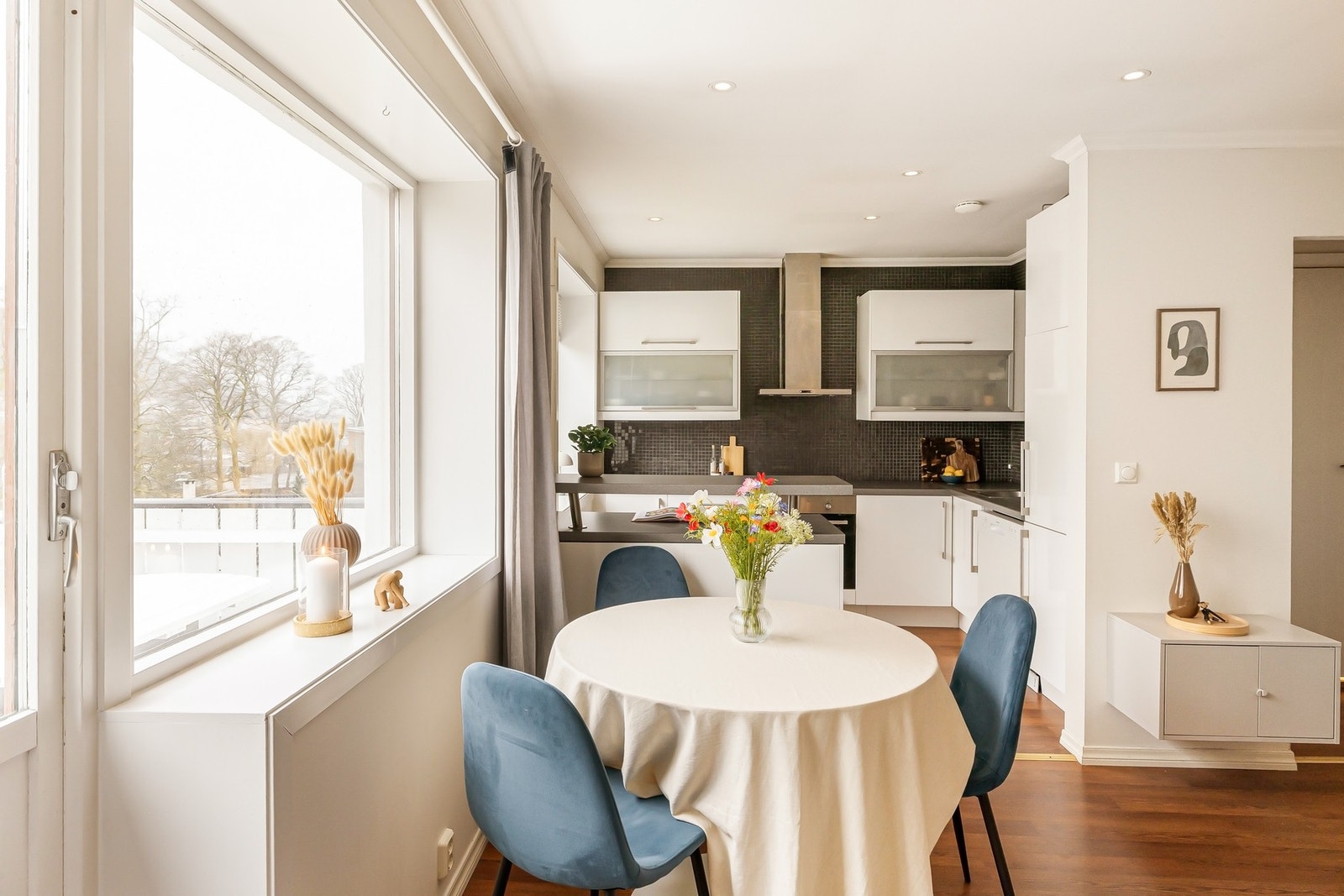 Det er god plass til et spisebord, slik at man kan ha venner eller familie på besøk Galleribilde