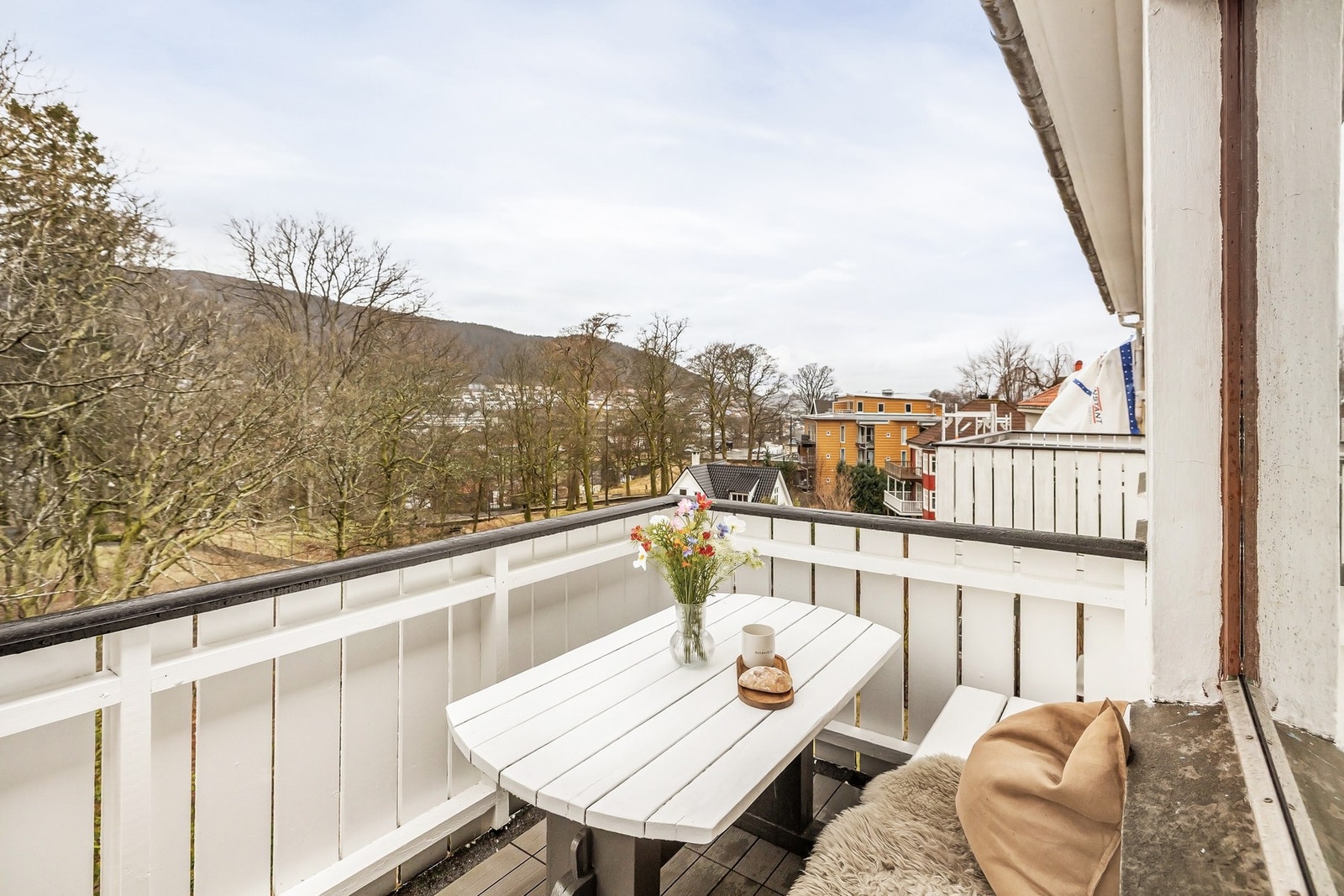 Romslig balkong på 6 kvm. som er sørvestvendt med ypperlige solforhold Galleribilde