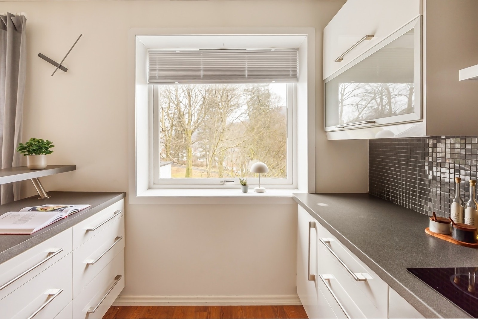 Stort vindu på kjøkkenet gjør at man også kan nyte godt med lysinnslipp under matlagingen Galleribilde