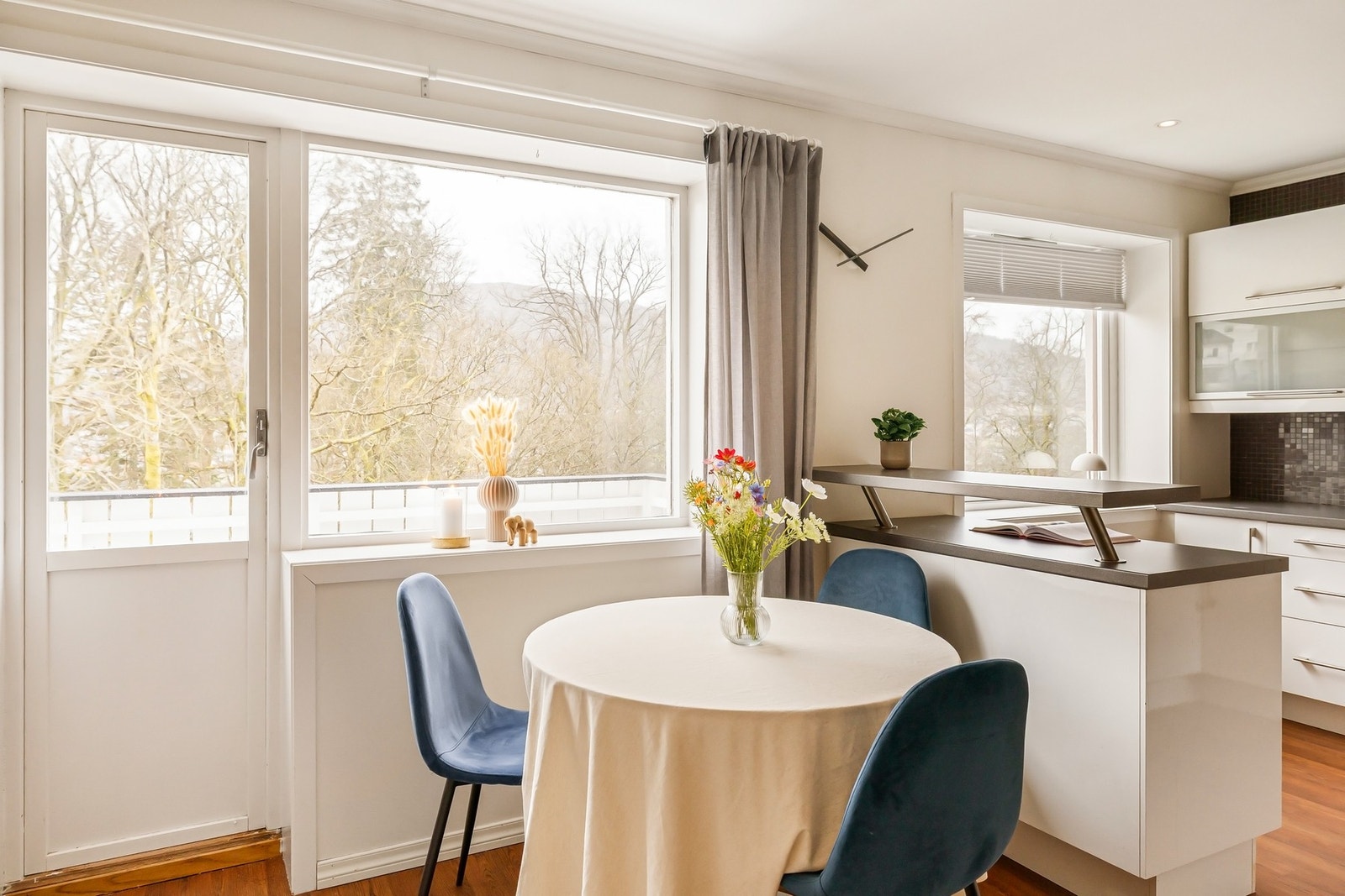 Fra stuen er det utgang til balkong Galleribilde