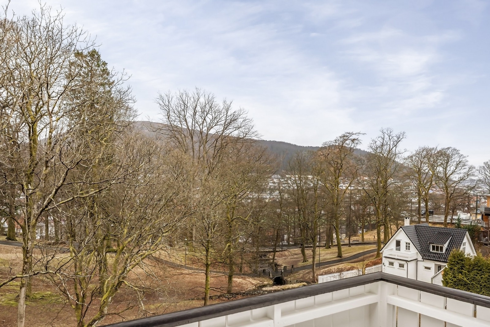 Her kan du nyte fri og herlig utsikt, og på våren blir parken veldig frodig og grønn Galleribilde