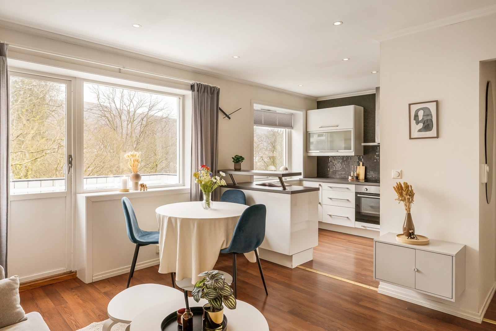 Åpen stue- og kjøkkenløsning setter et sosialt preg på leiligheten Galleribilde