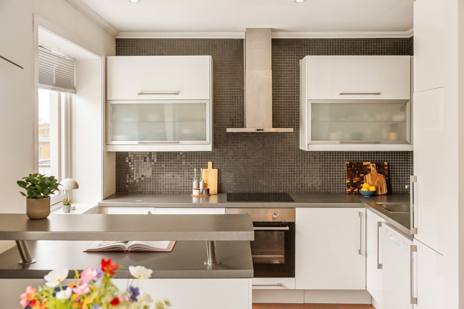 Lekkert og tidløst kjøkken, innredet med slette fronter og laminert benkeplate Galleribilde