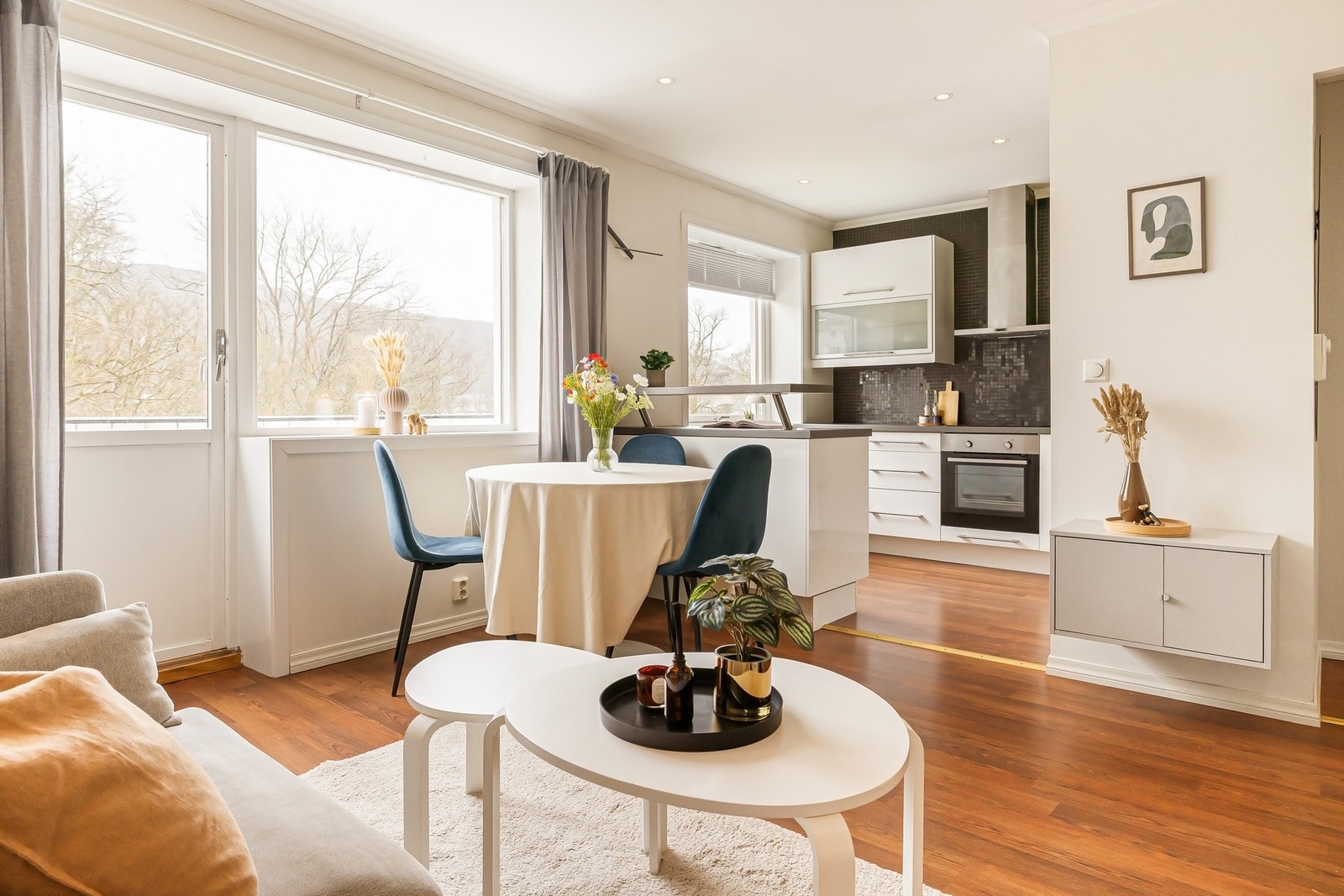 De store vindusflatene sørger for rikelig med lysinnslipp og skaper en behagelig atmosfære i boligen Galleribilde