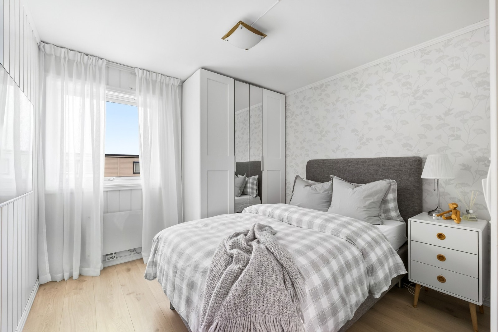 Soverom 1: Stort soverom med god plass til dobbeltseng, nattbord og kommode. Galleribilde