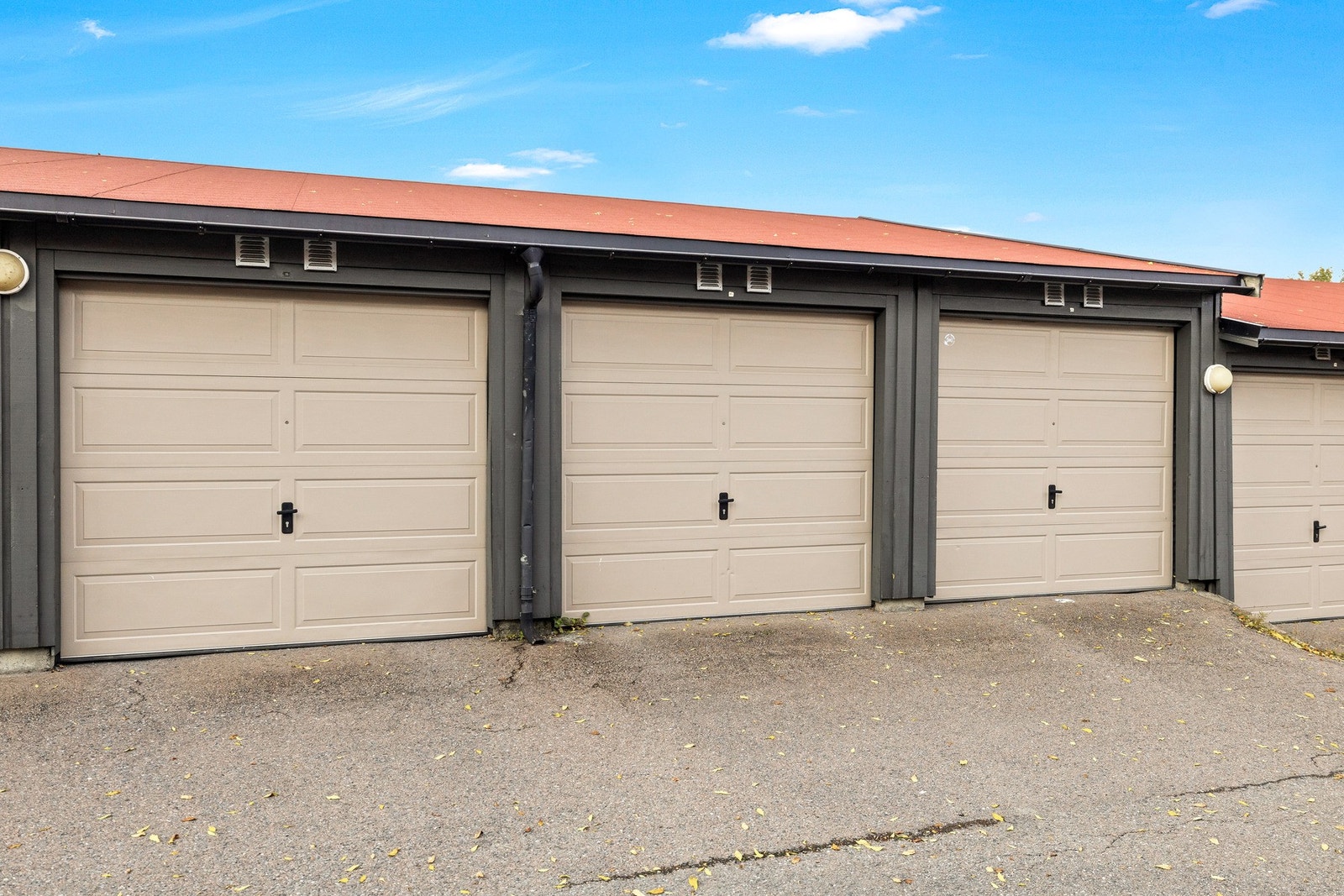 Det medfølger garasje i rekke. Her er det mulighet for elbil-lader. I garasjen er det hems for ekstra oppbevaringsplass. Galleribilde