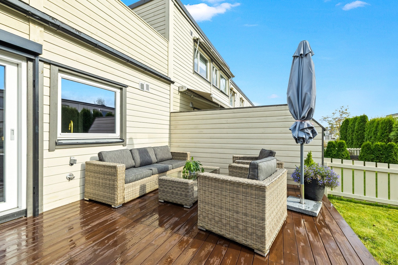 Terrassen foran og bak måler hele 51 kvm. På denne siden av boligen måler den 23.6. Nok av plass med andre ord! Galleribilde