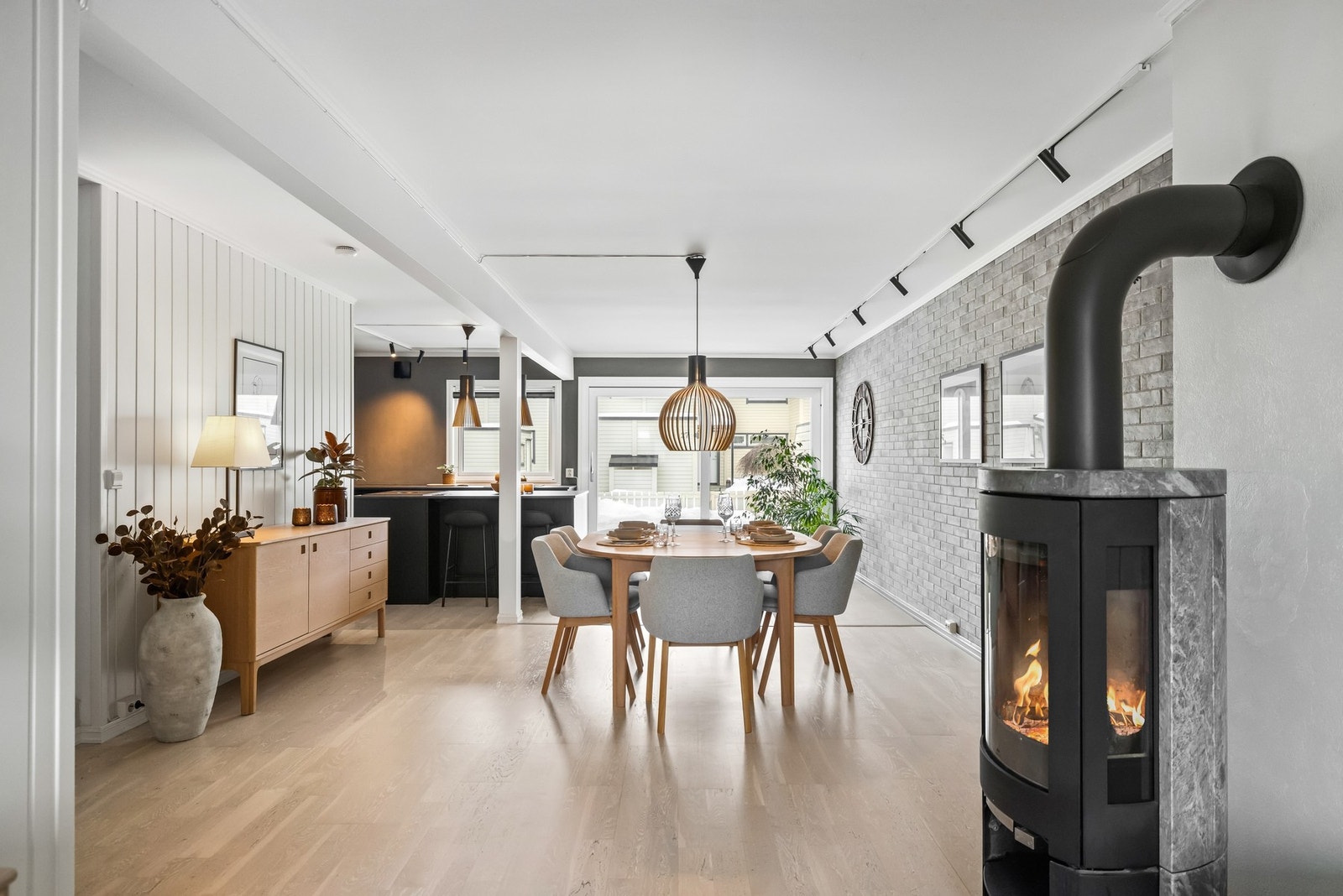 Vi ser mot spisesonen, som ligger optimalt plassert mellom kjøkken og stue. Galleribilde