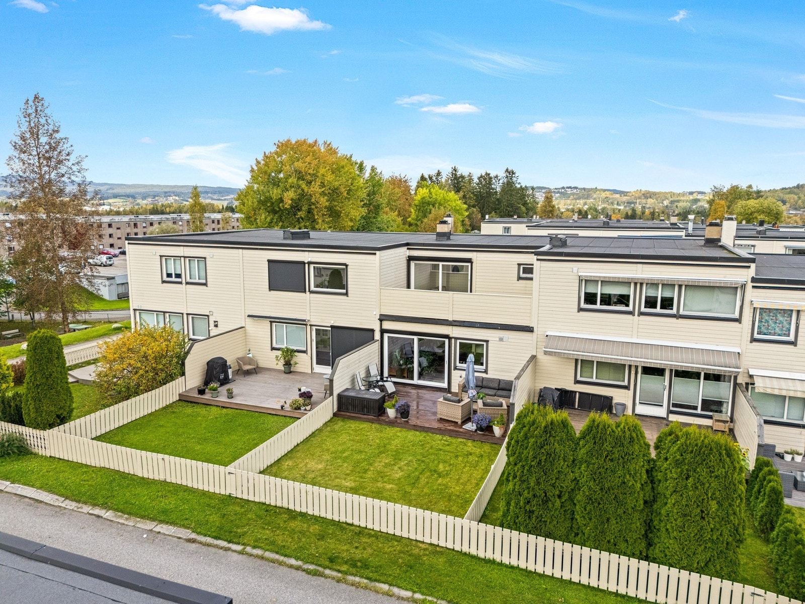 Boligen har feltets kanskje beste beliggenhet, øverst i Tårnbyveien. Galleribilde