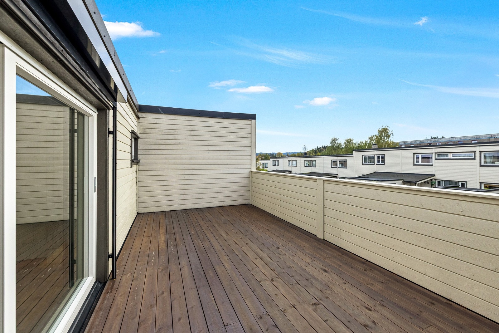 Her er det også gode muligheter for utemøblering. Terrassen måler 18 kvm. Galleribilde