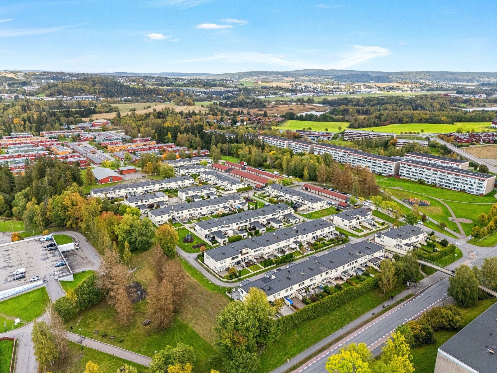 Her bor du med "alt" i nærheten. I umiddelbar nærhet har man skoler, senter, busstopp og mer. Galleribilde