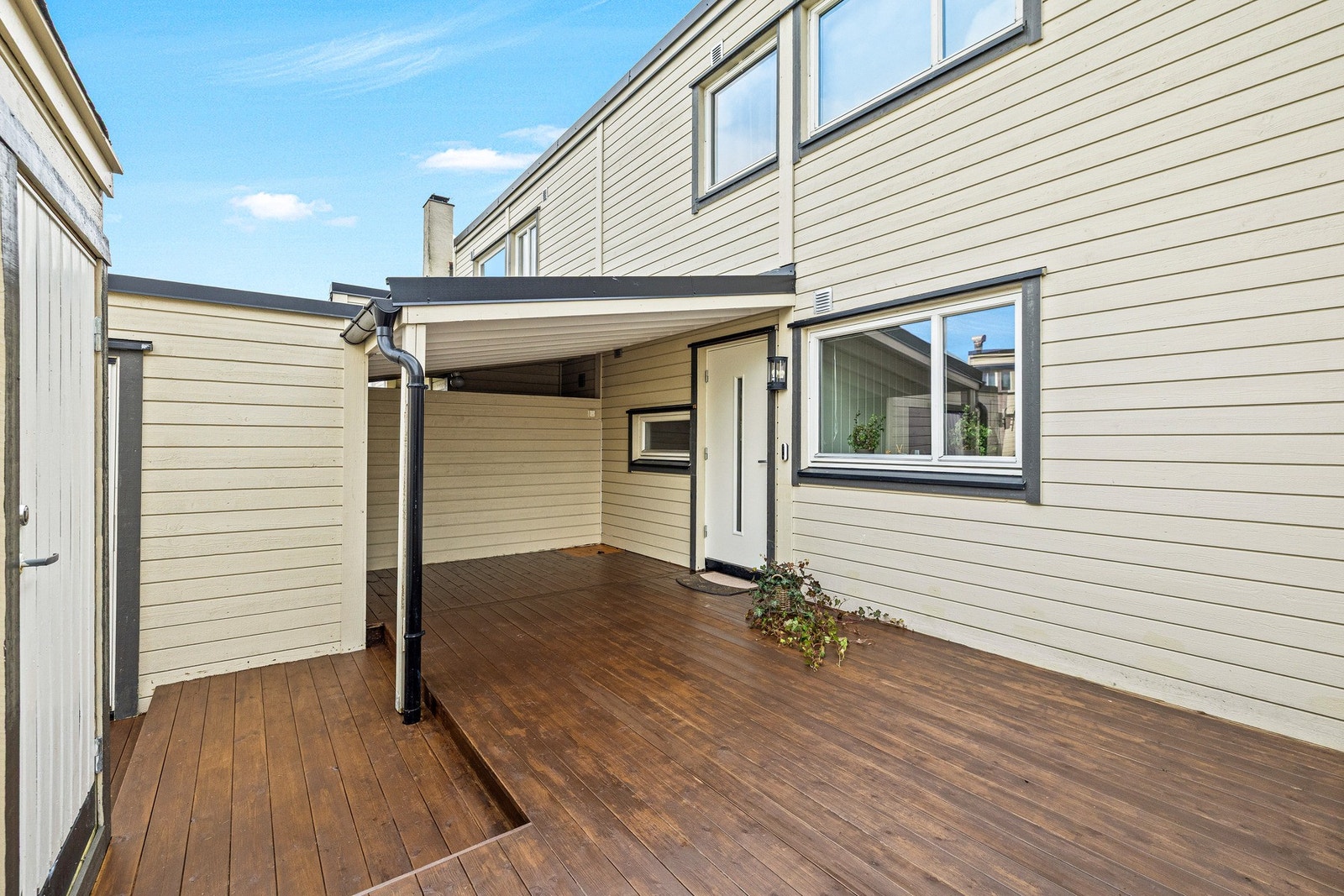 Innbydende inngangsparti med nybeiset terrasse. Galleribilde