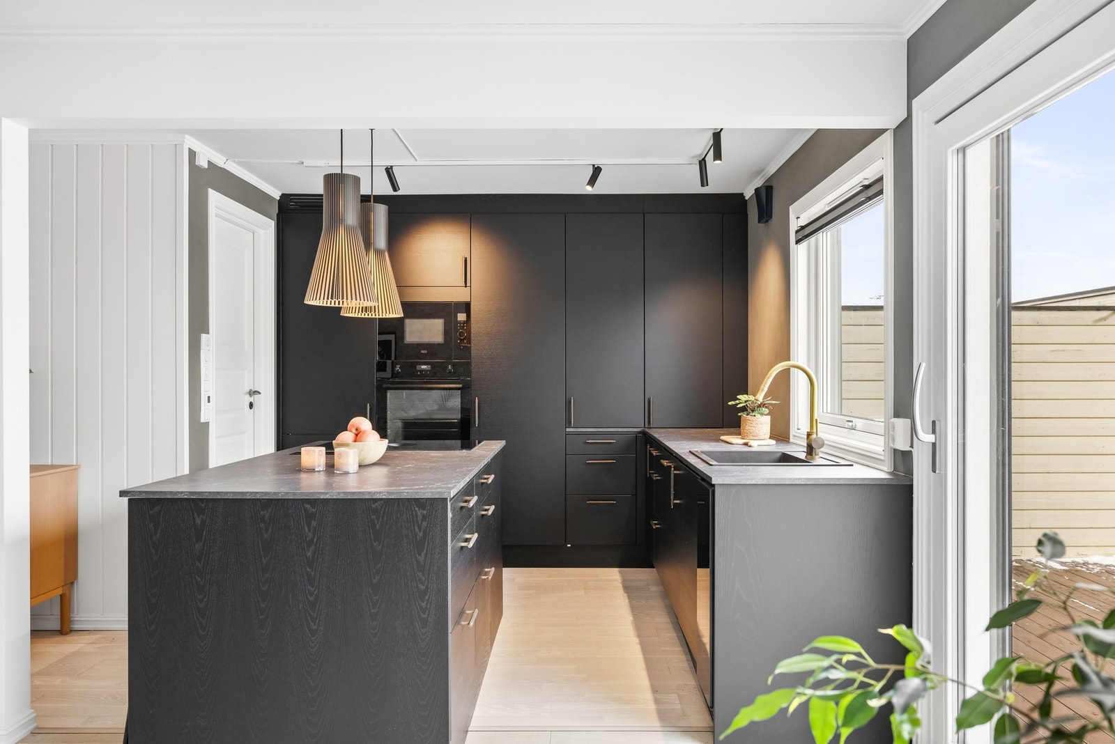 Vi beveger oss inn igjen. Kjøkkenet fra 2021 fremstår meget lekkert. Kjøkkenet er levert av kvalitetsleverandøren Drømmekjøkkenet. Galleribilde