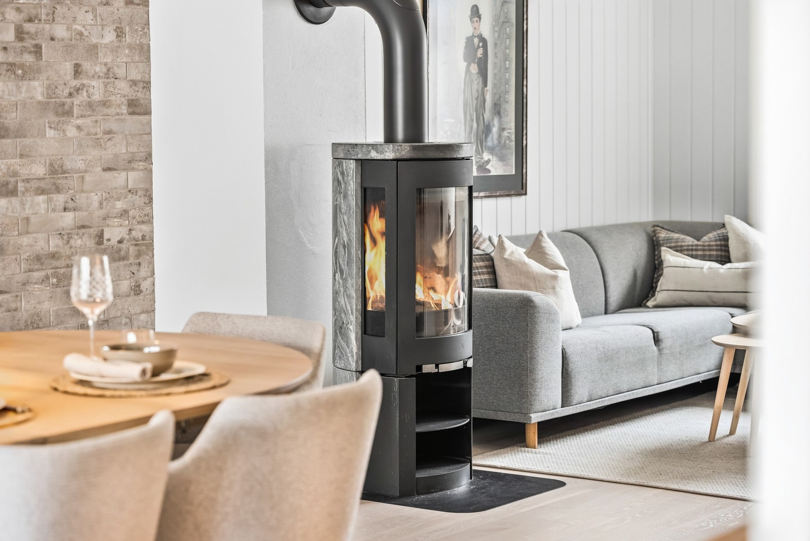 I stuen finner vi også en effektiv peisovn, som kommer godt med i løpet av vinterhalvåret. Galleribilde