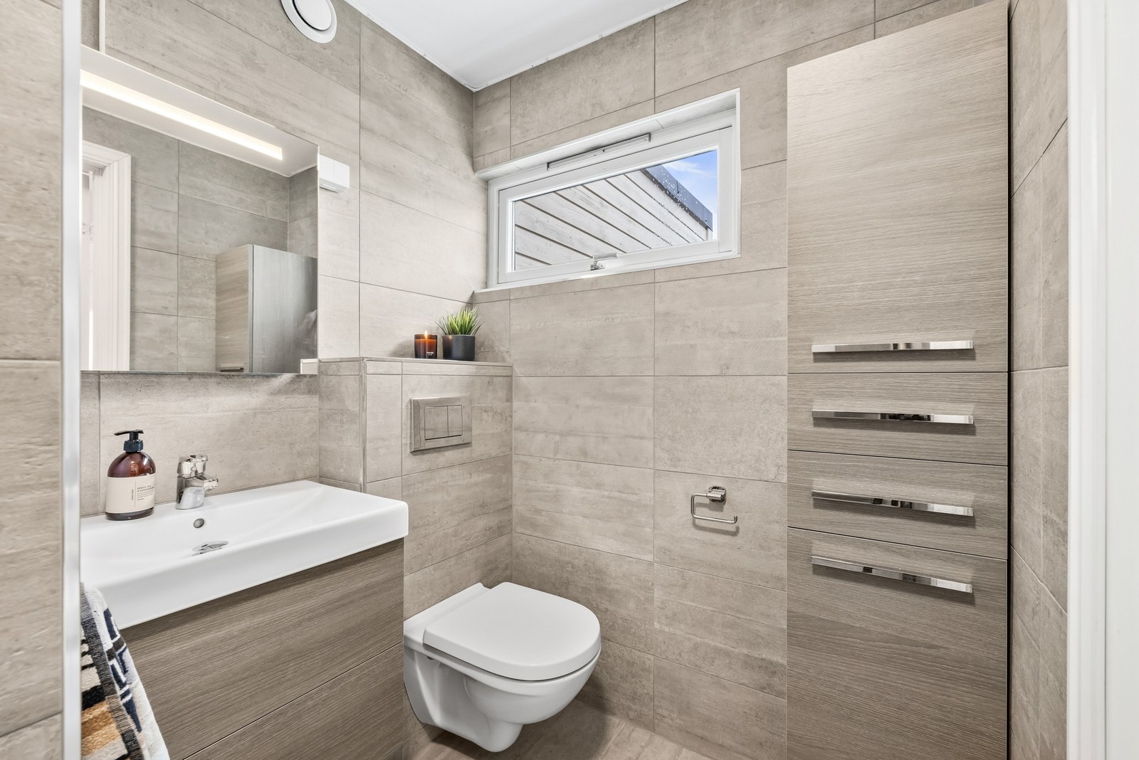 Baderommet oppe ble totalrenovert i 2014 og holder en god standard. Galleribilde