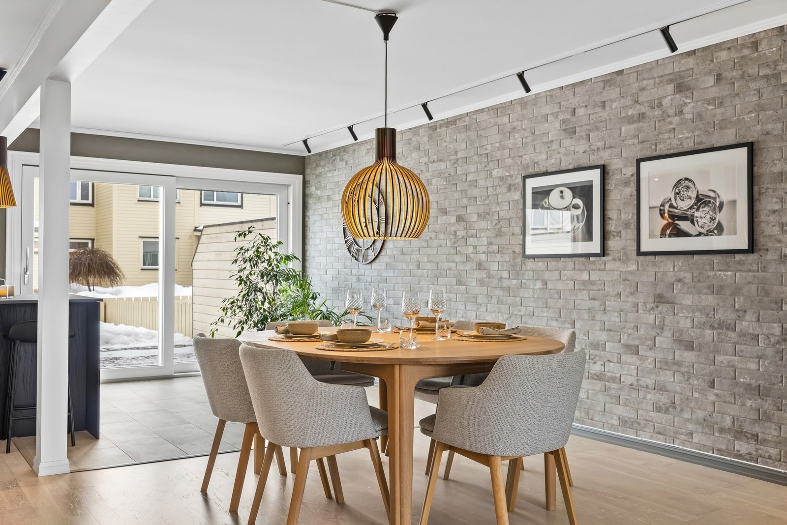 Her er det god plass til et større spisebord der både familie og venner kan samles. På veggen er det keramiske fliser som gir et flott uttrykk. Galleribilde